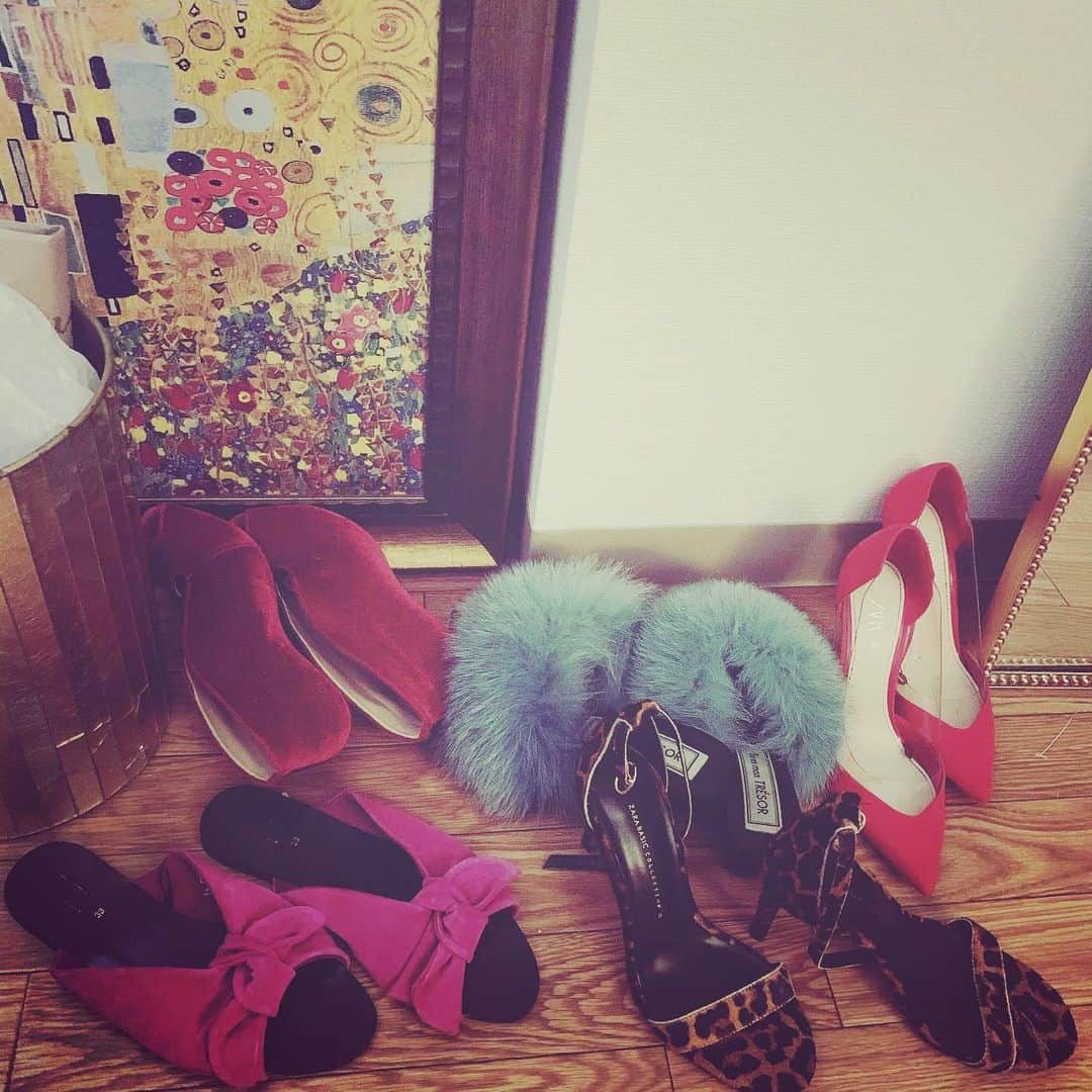 LiLyさんのインスタグラム写真 - (LiLyInstagram)「鏡前の スタメン靴って インテリアの一部ね。  #靴 と #クリムト」12月12日 20時17分 - lilylilylilycom