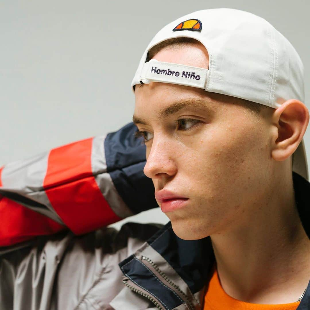 オンブレ・ニーニョさんのインスタグラム写真 - (オンブレ・ニーニョInstagram)「ellesse×Hombre Niño コラボレーションコレクションを12月13日（金）より「ellesse」オフィシャルオンラインストアで販売を開始し、アパレル・シューズセレクトショップにて順次発売します。 本コレクションでは、ellesseフットウエアの代表モデル「Assist-Hi（アシストハイ）」、「Assist-Low（アシストロー）」、ロングスリーブTシャツ、キャップを展開します。 #エレッセアシスト #ellesse #ellesseheritage #エレッセ #エレッセヘリテージ #hombreniño #hombrenino #オンブレニーニョ」12月12日 20時27分 - hombrenino