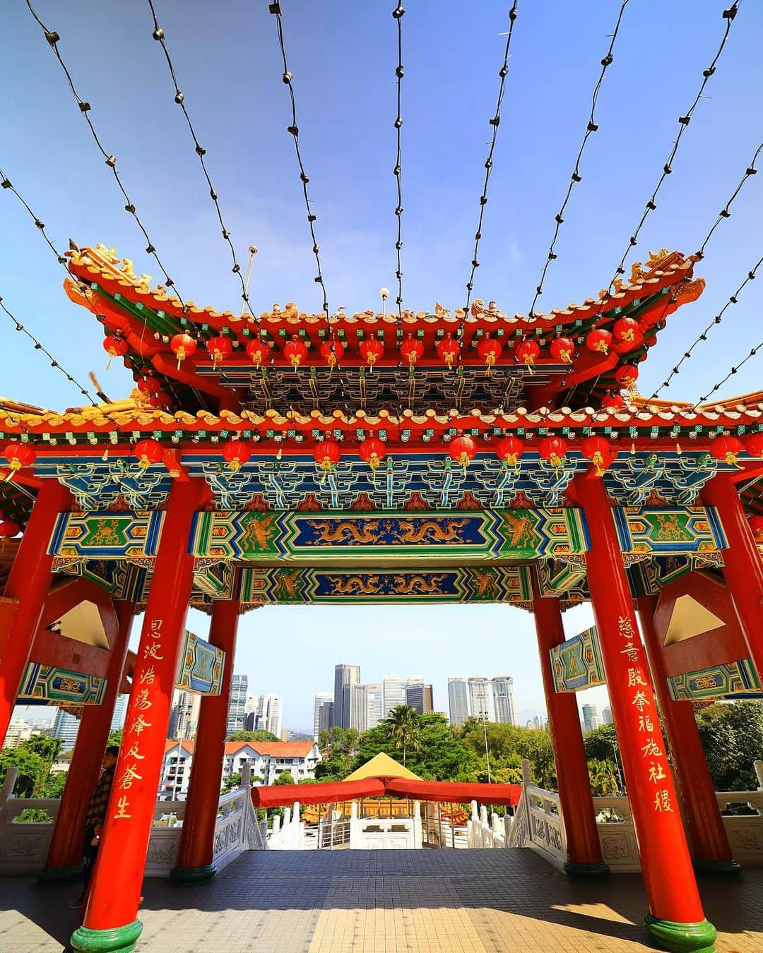 吉田ちかさんのインスタグラム写真 - (吉田ちかInstagram)「Another colorful sight in Kuala Lumpur! This is the Thean Hou Temple, one of the largest Chinese temple in Southeast Asia. Not only is the temple beautiful, the view of the city from the hilltop is amazing as well! ﻿ ﻿ またまたクアラルンプールのカラフルなスポット！こちらは天后宮という東南アジア最大規模の中国の寺院の一つ。丘の上にあるのでシティの景色も最高！﻿ ﻿ #最近ハマってるスカートフレアポーズ　#スカートを持って左右にクルクルして連写すると撮れます#バッグは手でしっかり抑えておかないと飛んでいっちゃいますw #撮ってる姿はあまり映えない🤣﻿」12月12日 20時20分 - bilingirl_chika