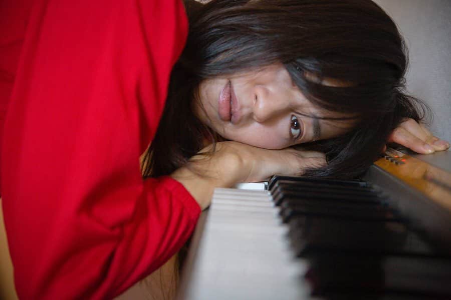 今井安紀さんのインスタグラム写真 - (今井安紀Instagram)「Taken by @hiroko.camera . Me, playing the piano. 石井寛子ちゃん撮影。 実は88鍵のキーボードがうちにはあります。4枚目はおまけ。  #inmyroom #photolovers #portrait #profilepictures #piano #playingthepiano #pianowithme #写真撮ってる人と繋がりたい #ポートレート #女子ポートレート #女子部屋 #ピアノ #ピアノと私 #ピアノ女子」12月12日 20時22分 - i_am_akinyan0826