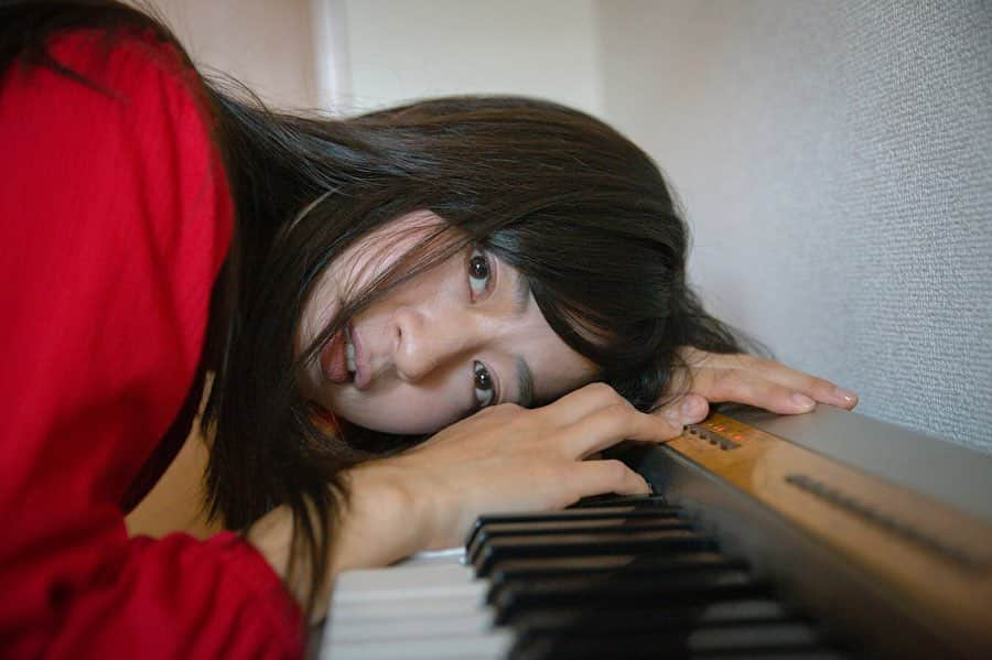 今井安紀さんのインスタグラム写真 - (今井安紀Instagram)「Taken by @hiroko.camera . Me, playing the piano. 石井寛子ちゃん撮影。 実は88鍵のキーボードがうちにはあります。4枚目はおまけ。  #inmyroom #photolovers #portrait #profilepictures #piano #playingthepiano #pianowithme #写真撮ってる人と繋がりたい #ポートレート #女子ポートレート #女子部屋 #ピアノ #ピアノと私 #ピアノ女子」12月12日 20時22分 - i_am_akinyan0826