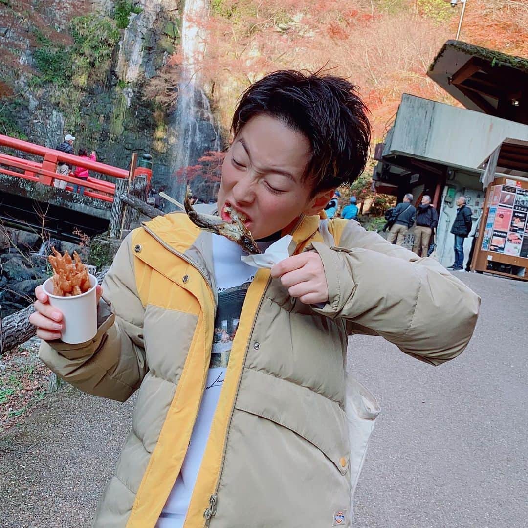 ひなたさんのインスタグラム写真 - (ひなたInstagram)「大阪にすんでるのに大阪観光してきました♡ 箕面の滝と勝尾寺は何回行ってもいいところやなぁ。  行った際はぜひ紅葉の天ぷらたべてみて！ 硬くて油断したら口ん中怪我するからね！笑」12月12日 20時25分 - imomuhi_nata
