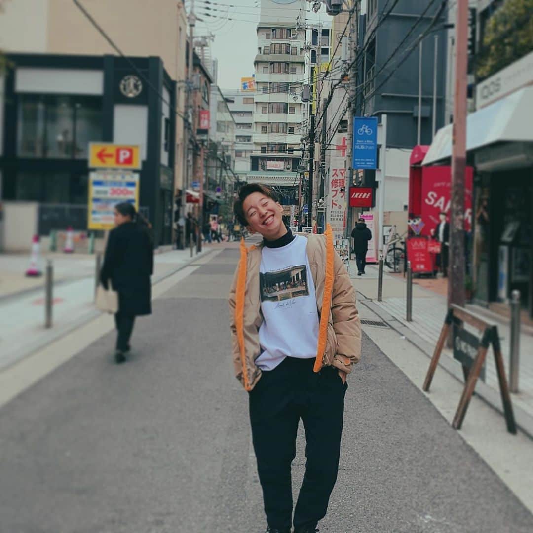 ひなたのインスタグラム：「大阪にすんでるのに大阪観光してきました♡ 箕面の滝と勝尾寺は何回行ってもいいところやなぁ。  行った際はぜひ紅葉の天ぷらたべてみて！ 硬くて油断したら口ん中怪我するからね！笑」