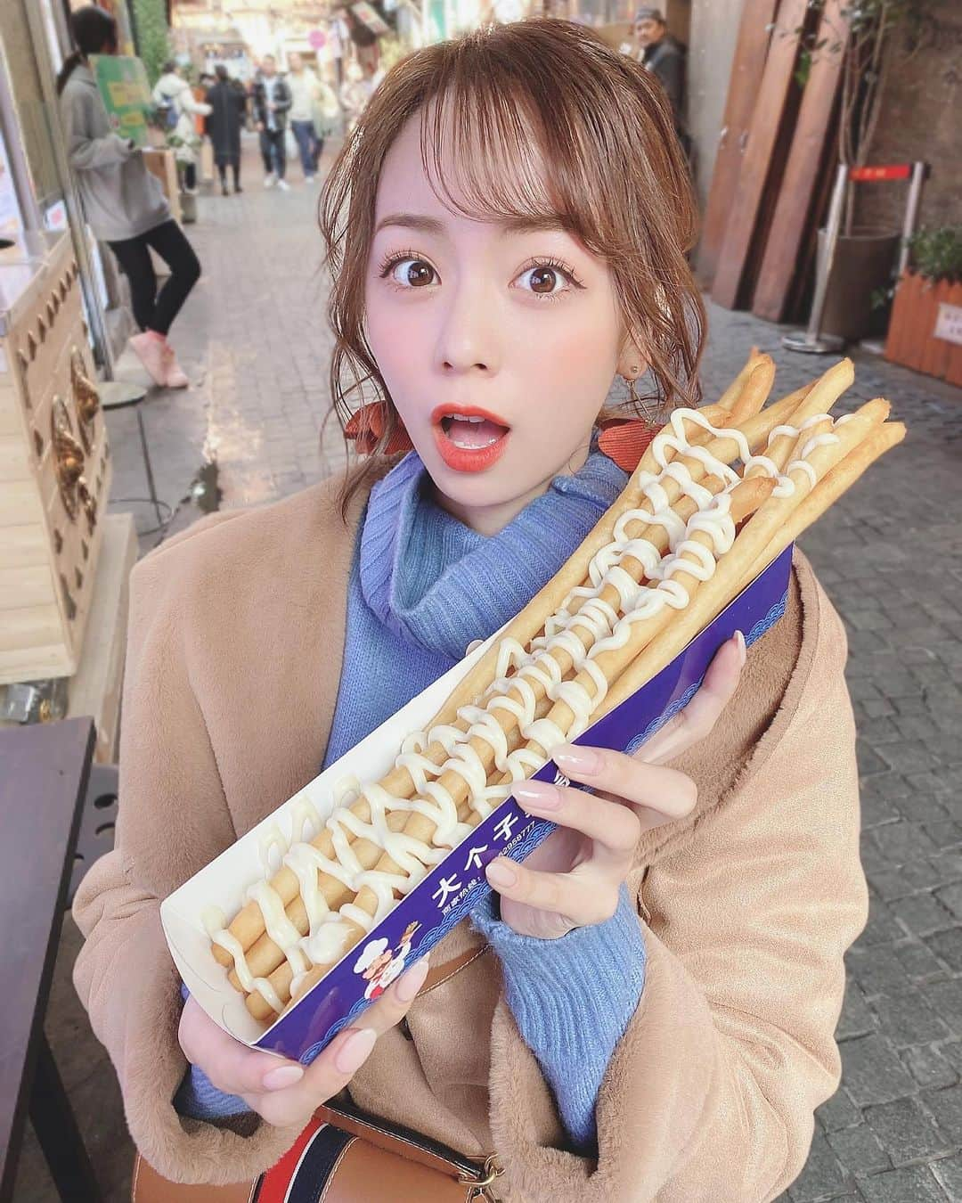 黒田真友香さんのインスタグラム写真 - (黒田真友香Instagram)「40cmある巨大フライドポテト🍟笑  上海の #田子坊　で食べ歩きしてて見つけたんだけど、見た目のまんまダイナミックな味で美味しかった！笑  かかってるソースはミルクチーズで、ちょっと甘いチーズソースでした🧀❤️ 本当こういう時もだけどら海外旅行はティッシュ&ウェットティッシュが必須！！笑  日本みたいに飲食店でおしぼりも出てこないし、街中でもティッシュ配ってないからねえ😢笑  海外旅行で無いと地味に不便なもの一位！笑　#旅まゆか」12月12日 20時25分 - kurodamayukaxx