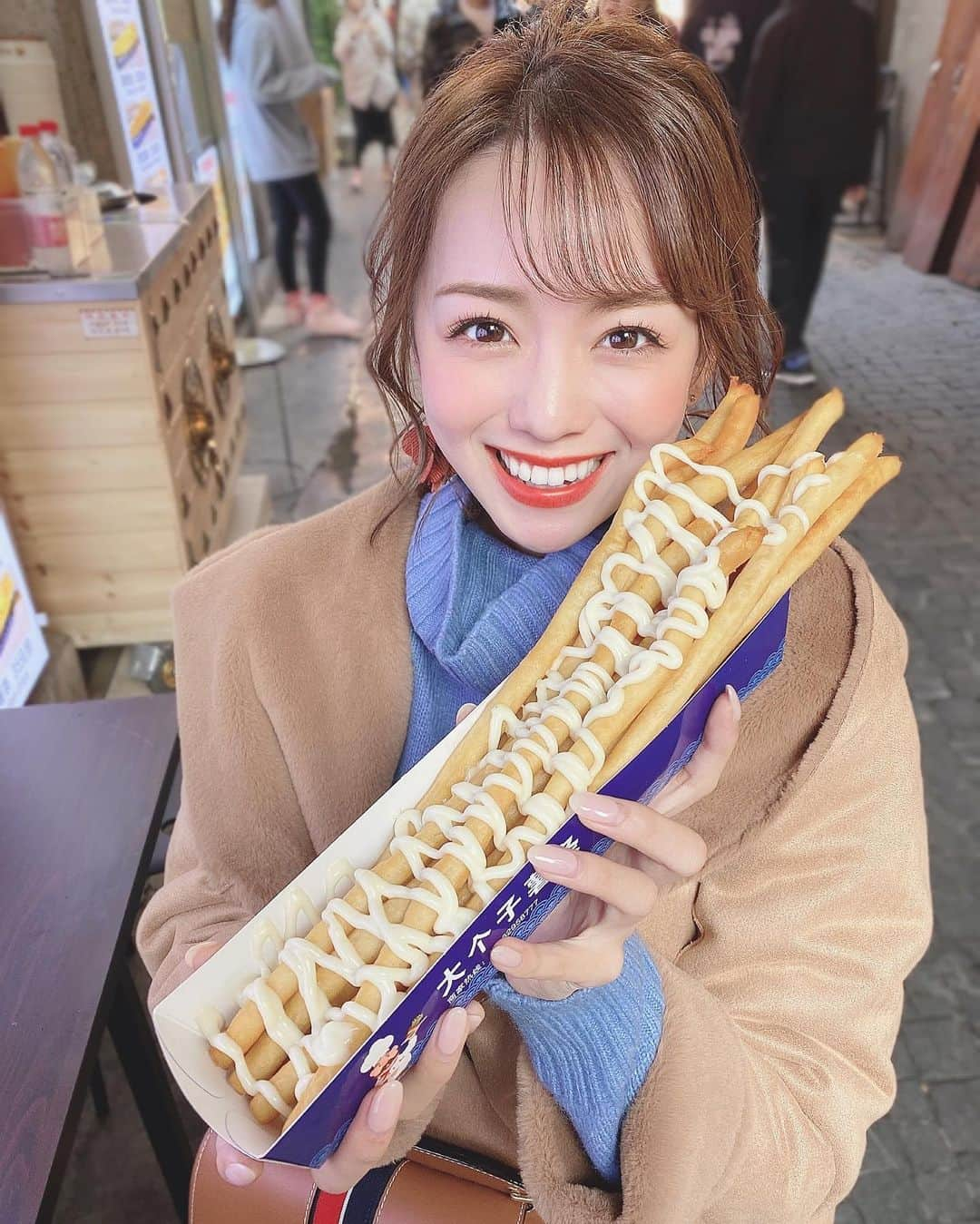 黒田真友香さんのインスタグラム写真 - (黒田真友香Instagram)「40cmある巨大フライドポテト🍟笑  上海の #田子坊　で食べ歩きしてて見つけたんだけど、見た目のまんまダイナミックな味で美味しかった！笑  かかってるソースはミルクチーズで、ちょっと甘いチーズソースでした🧀❤️ 本当こういう時もだけどら海外旅行はティッシュ&ウェットティッシュが必須！！笑  日本みたいに飲食店でおしぼりも出てこないし、街中でもティッシュ配ってないからねえ😢笑  海外旅行で無いと地味に不便なもの一位！笑　#旅まゆか」12月12日 20時25分 - kurodamayukaxx