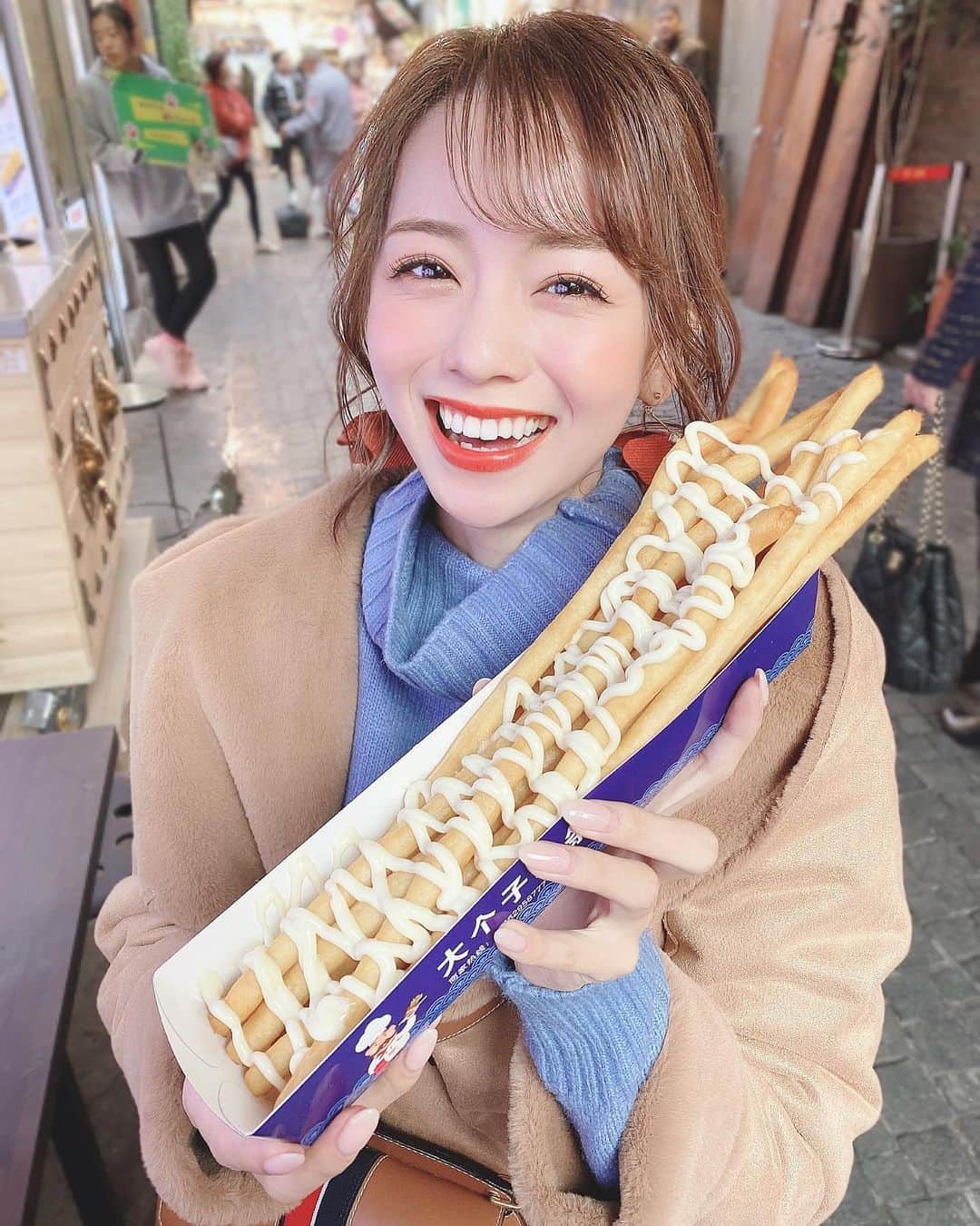 黒田真友香さんのインスタグラム写真 - (黒田真友香Instagram)「40cmある巨大フライドポテト🍟笑  上海の #田子坊　で食べ歩きしてて見つけたんだけど、見た目のまんまダイナミックな味で美味しかった！笑  かかってるソースはミルクチーズで、ちょっと甘いチーズソースでした🧀❤️ 本当こういう時もだけどら海外旅行はティッシュ&ウェットティッシュが必須！！笑  日本みたいに飲食店でおしぼりも出てこないし、街中でもティッシュ配ってないからねえ😢笑  海外旅行で無いと地味に不便なもの一位！笑　#旅まゆか」12月12日 20時25分 - kurodamayukaxx