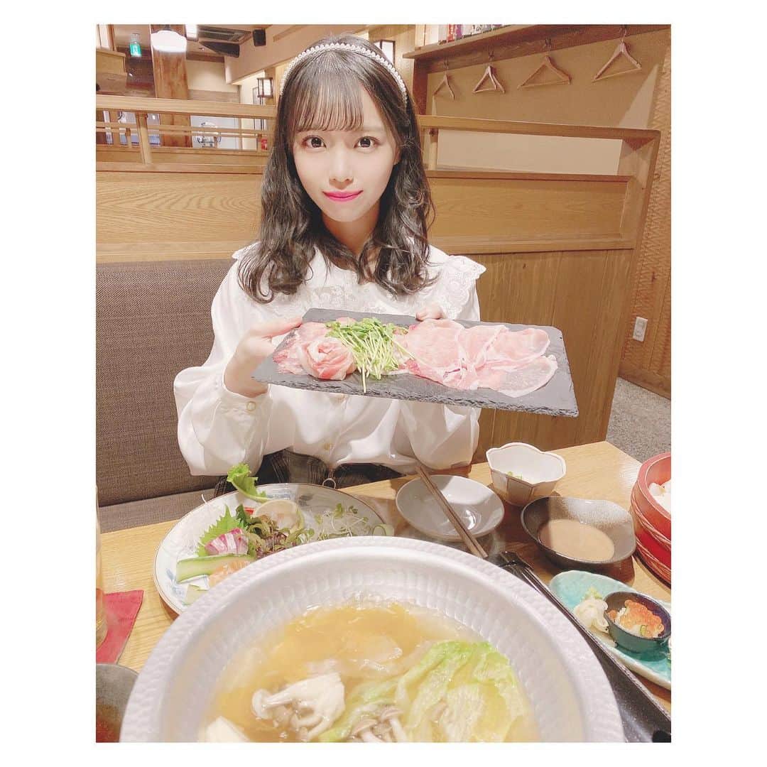 のインスタグラム：「冬はお鍋食べたくなります☺️♡﻿ ﻿ ﻿ #ブラウス #mouthvalley ♡﻿ #カチューシャ #wego ♡﻿ ﻿ ﻿ ﻿ #WASABI ってとこです　#🐟﻿ ﻿#広島#広島グルメ #鍋#鍋料理#しゃぶしゃぶ#日本食#japanfood#japanesefood#お肉#刺身#お寿司﻿ #ヘアアレンジ#巻き髪」