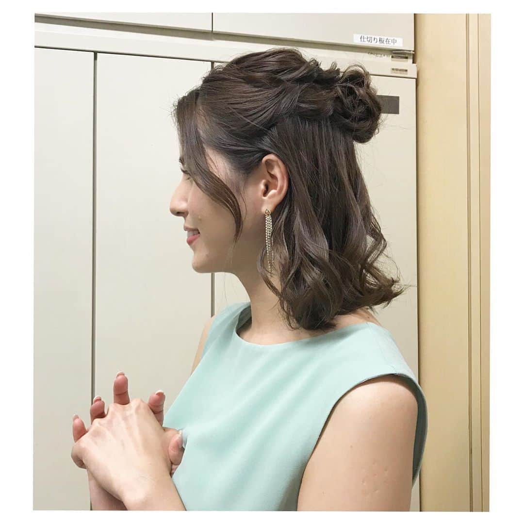 永島優美さんのインスタグラム写真 - (永島優美Instagram)「* #FNS歌謡祭 昨日は皆さんの「思い出の一曲」を聴きながら懐かしい気分に浸りました☺️ ドレスに合わせて髪はお団子ハーフアップに👻 * ご覧いただいた方々ありがとうございました！ 本当に素晴らしい2日間でした✨ * * #思い出の一曲 私は #青いベンチ #中学時代合唱コンクールで歌った曲」12月12日 20時25分 - yuumi_nagashima