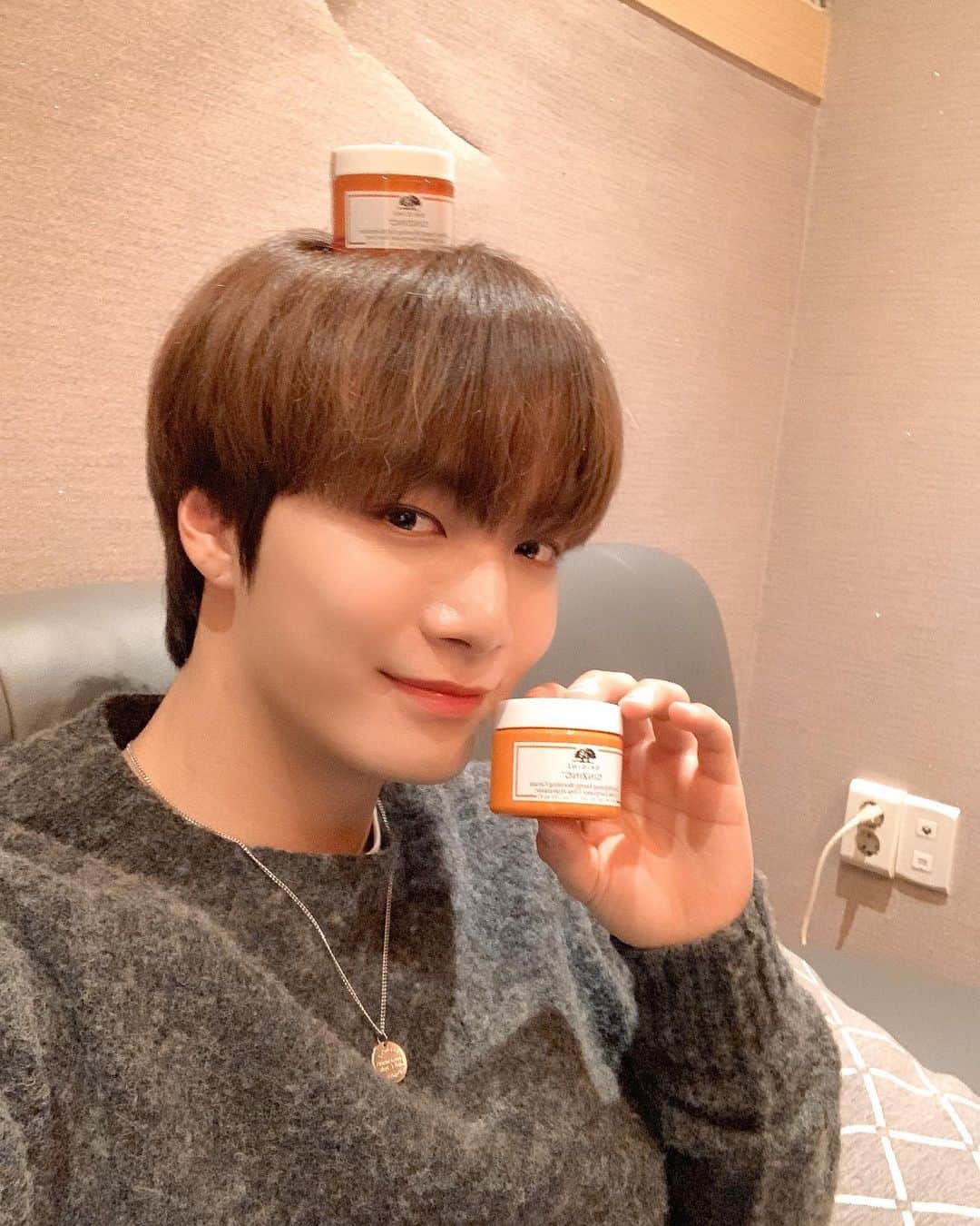 JR のインスタグラム：「요즘 날씨가 너무 춥고 건조해지는 겨울이네요! 잠들기 전  수분충전&수분케어로 탁월한 커피콩,인삼 성분의 진징 크림 2종 오!!!!~ #진징오일프리젤모이스처라이저 #진징울트라하이드레이팅크림 #오리진스 @originskorea」