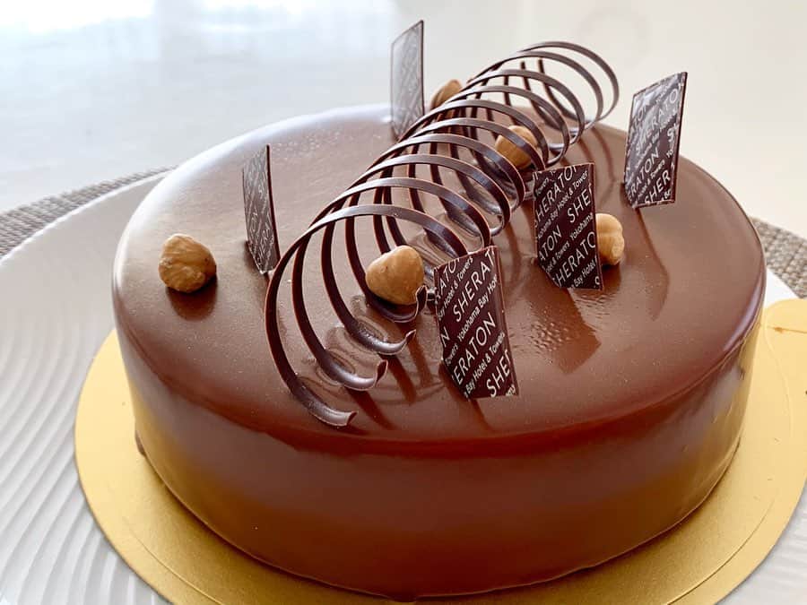 こままりえさんのインスタグラム写真 - (こままりえInstagram)「✴︎ chocolate CAKE🎂 . @sheratonyokohama のドーレの #オランジェノワベット をペロリ😋🎂 チョコレートケーキ大好きだから この濃厚で美味しいケーキに 出会えて嬉しい〜😆✨ 本当にどれを食べても美味しいし 見た目も品のある美しさです✨ 武藤修司シェフばんざーい👨‍🍳💗 . #横浜駅西口 の地下街から直接行かれる ペストリーショップだからとっても便利🤗 ケーキやクッキーのスイーツだけでなく 焼きたてのパンや手作りのサンドウィッチなど 種類も豊富で行くのが楽しい〜🥐🥪🍰🍪 . ちなみに今年のクリスマスケーキは 5種類あるそう🎄✨ #ストロベリーショートケーキ #ナポレオン #マスカルポーネフレーズ #ノエルショコラ #クリスマスモンブラン . どれも華やかで美味しそう…🤤 ケーキ好きにはたまりません🎂🍰💓 . #チョコレートケーキ #ケーキ #ホールケーキ #スイーツ #スイーツタイム #チョコレート #横浜ベイシェラトン #横浜 #シェラトン #ベイシェラトン #ベイシェラトン横浜 #ドーレ #ペストリーショップ #武藤修司 #yokohamabaysheraton #sheraton #sheratonhotels #yokohama #今日のおやつ #美味しかった #至福のひととき #クリスマス #クリスマスケーキ」12月12日 20時32分 - komamarie