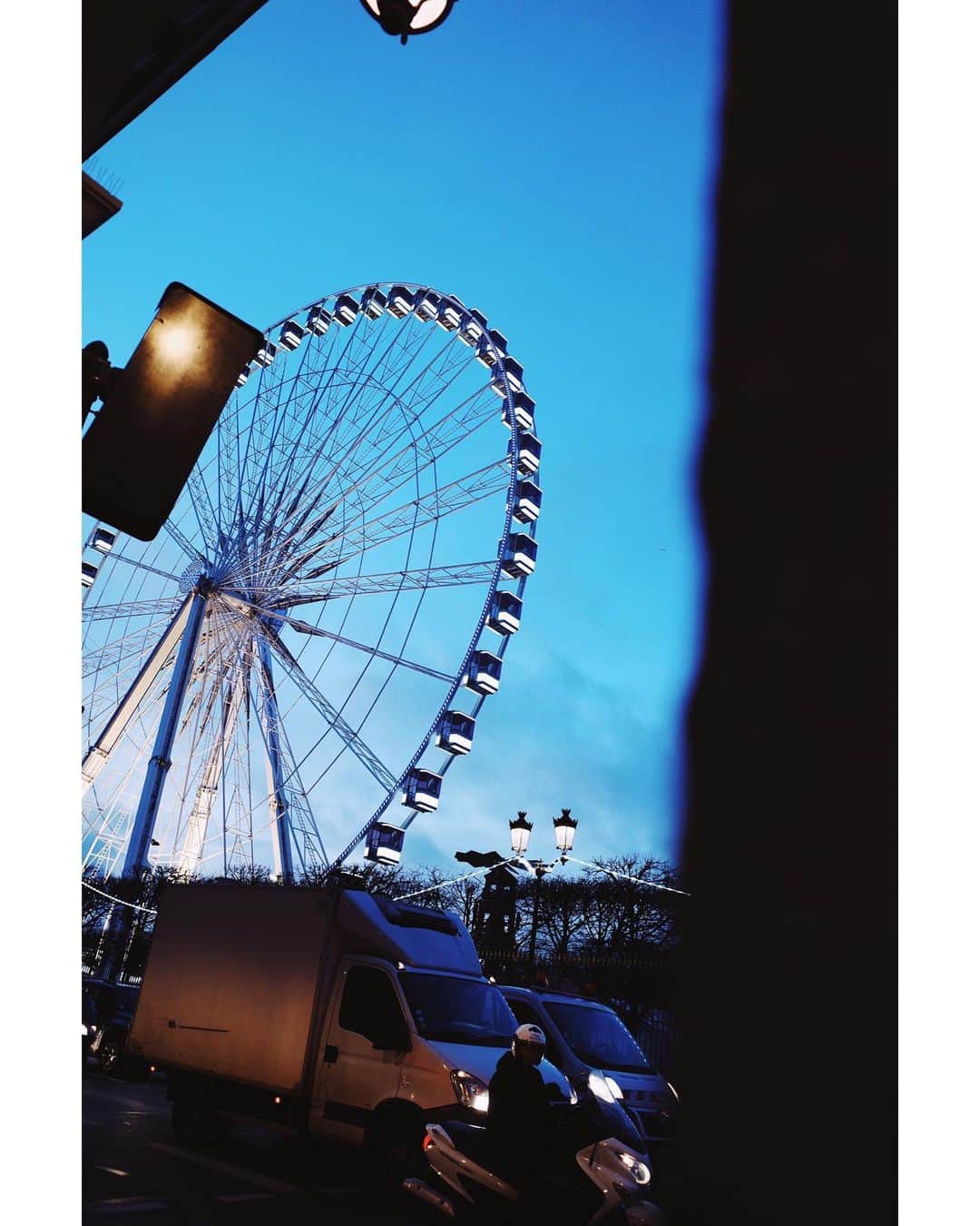 高山都さんのインスタグラム写真 - (高山都Instagram)「観覧車に惹かれて、地図も見ずに歩いてったら、誰もいない遊園地にたどり着いた。 朝が広がっていく様子が美しかったパリ3日目。 #都の旅の記録　#Paris」12月12日 20時34分 - miyare38