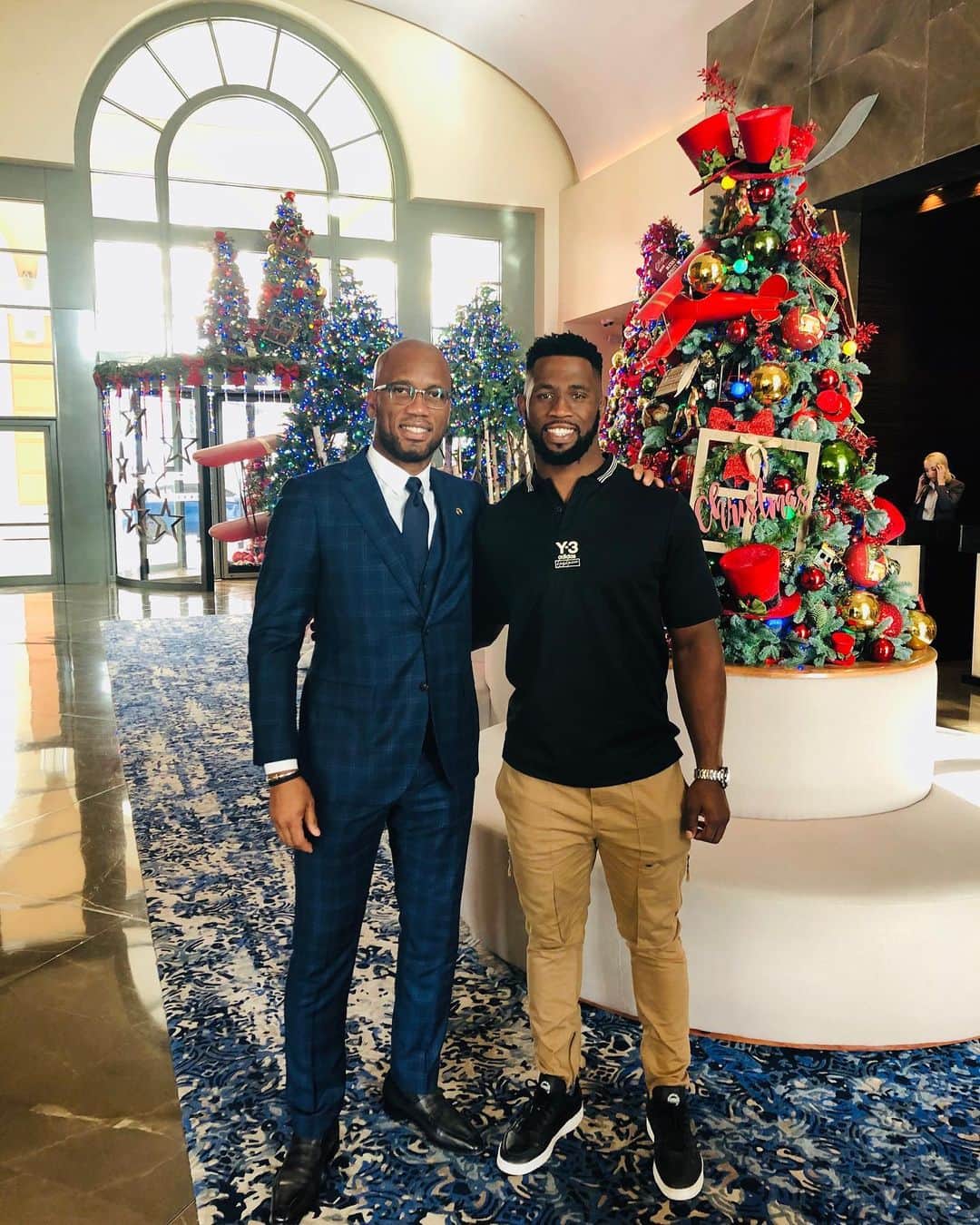 のインスタグラム：「Great to have you here with us my Brother @siya_kolisi_the_bear Kolisi, the first black South African captain to lift the William Webb Ellis Trophy,  His message after winning the trophy was very inspiring “i hope this win will put the country together”  I strongly believe that sports has the power to united people, promote inclusion and respect in our World. Welcome to @peaceandsport and we are proud to have here with us  #psif2019 #southafrica #springboks #africatotheworld🌍 #monaco」