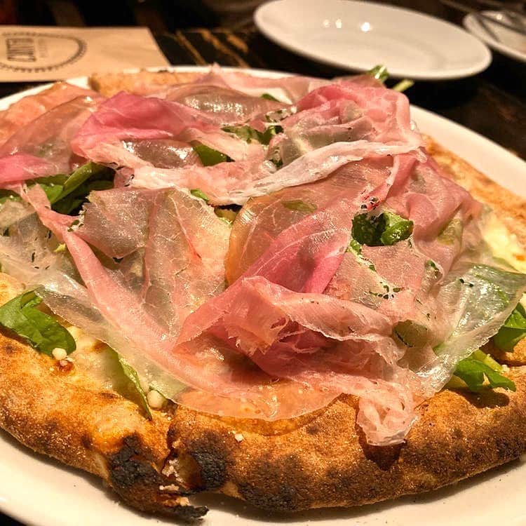 KitchHikeのインスタグラム：「キッチハイクに参加したみなさんの写真をご紹介📸﻿ ﻿ 〈photo by kazukiさん😋〉﻿ 素敵な写真をありがとうございます🎶﻿ ﻿ 【ピッツェリア カンテラ】﻿ ﻿ 全粒粉で作った生地の香ばしさと食感がたまらない！😍🍕﻿ ﻿ 食べログ100名店に３年連続で選ばれるほどの大人気イタリアンです🇮🇹﻿ ﻿ #instafood #foodstagram #delicious #yummy #飯テロ #ピッツェリアカンテラ #ピザ #イタリアン #東京 #原宿 #おいしい #グルメ #インスタグルメ #絶品 #グルメ好きな人と繋がりたい #食べるの好きな人と繋がりたい #kitchhike #キッチハイク」
