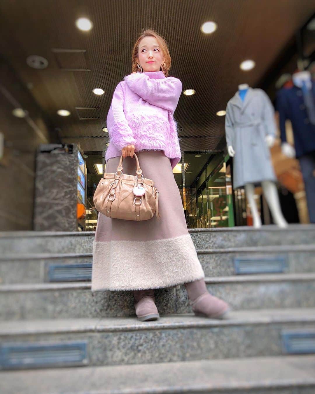 関口未来さんのインスタグラム写真 - (関口未来Instagram)「148cm🤰コーデ  寒かった日なので、 @cohina.official の褒められスカート　シャギー切替スカートにピンクのシャギー切替ニット❤️ 白✖️ベージュも可愛かったけど、ピンクで切り替えon切り替えも可愛い😍  knit @vis_jp  skirt @cohina.official  shoes @outletshoes_official  @outletshoes_rakuten  bag @miumiu  肩凝ってる人のポーズになってしまった…🤫 気温差が激しいなぁ💦 今月中に会える人には会いたいなっ❣️ . . #マタニティコーデ #プレママコーデ #プレママ  #プレママさんと繋がりたい  #初マタ #初マタさんと繋がりたい  #おちびの輪 #おちびコーデ #148cmコーデ  #おしゃれさんと繋がりたい  #妊婦 #マタニティライフ #妊娠9ヶ月  #今日のコーデ #ootd #コーディネート #mamagirl #millymilly #たまひよメイト #たまひよ公式グラマー  #cohinaコーデ  #cohina #アウトレットシューズ #outletshoes_life #miumiu  #vis #シャギーニット  #冬のプチプラママコーデ  #coordinate」12月12日 20時40分 - miki.sekiguchi_x