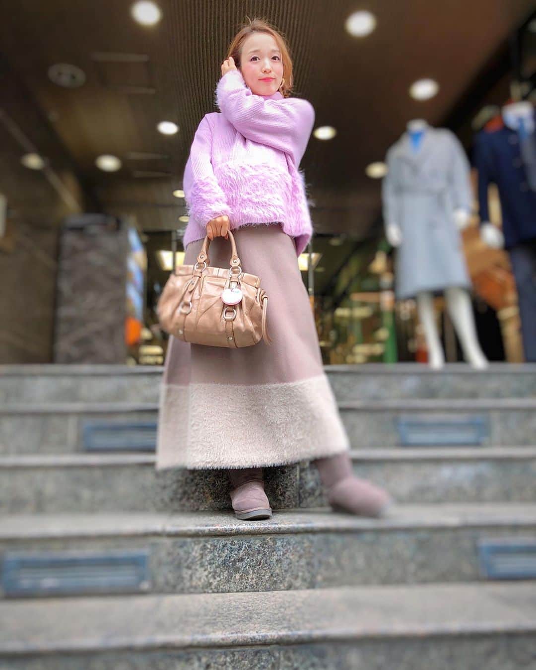 関口未来さんのインスタグラム写真 - (関口未来Instagram)「148cm🤰コーデ  寒かった日なので、 @cohina.official の褒められスカート　シャギー切替スカートにピンクのシャギー切替ニット❤️ 白✖️ベージュも可愛かったけど、ピンクで切り替えon切り替えも可愛い😍  knit @vis_jp  skirt @cohina.official  shoes @outletshoes_official  @outletshoes_rakuten  bag @miumiu  肩凝ってる人のポーズになってしまった…🤫 気温差が激しいなぁ💦 今月中に会える人には会いたいなっ❣️ . . #マタニティコーデ #プレママコーデ #プレママ  #プレママさんと繋がりたい  #初マタ #初マタさんと繋がりたい  #おちびの輪 #おちびコーデ #148cmコーデ  #おしゃれさんと繋がりたい  #妊婦 #マタニティライフ #妊娠9ヶ月  #今日のコーデ #ootd #コーディネート #mamagirl #millymilly #たまひよメイト #たまひよ公式グラマー  #cohinaコーデ  #cohina #アウトレットシューズ #outletshoes_life #miumiu  #vis #シャギーニット  #冬のプチプラママコーデ  #coordinate」12月12日 20時40分 - miki.sekiguchi_x