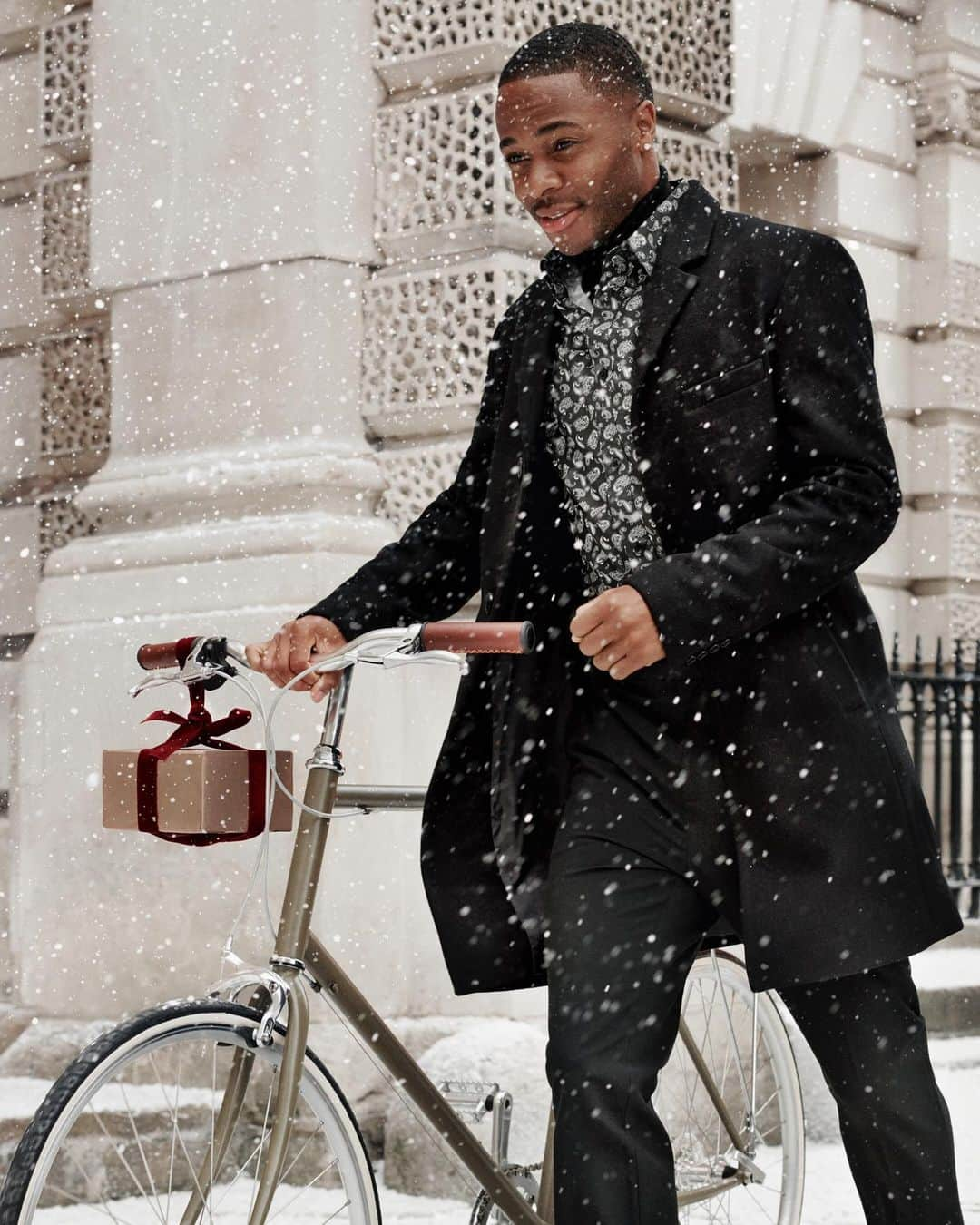 ラヒーム・スターリングさんのインスタグラム写真 - (ラヒーム・スターリングInstagram)「Caught out doing some last-minute gift shopping @HM 🎁 #HMMan #MomentsInBetween #Ad」12月12日 21時11分 - sterling7