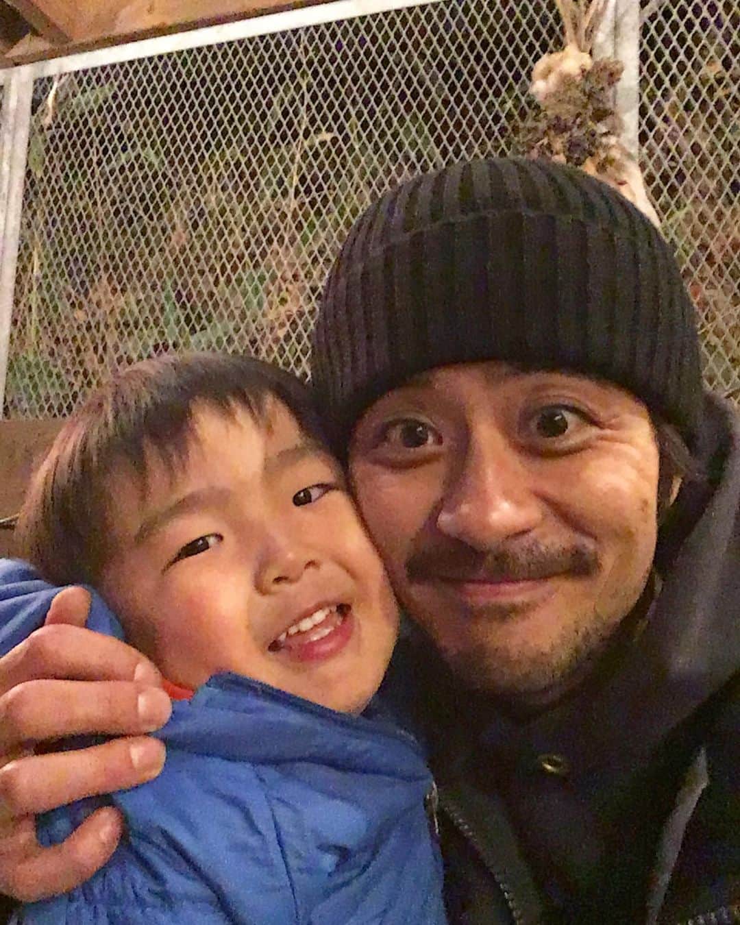 のインスタグラム：「34歳と3歳👶 ご飯食べさせてくれます☺️ あきぽんまた会えたね❤️ #あきぽん #寺家町 #bbq」