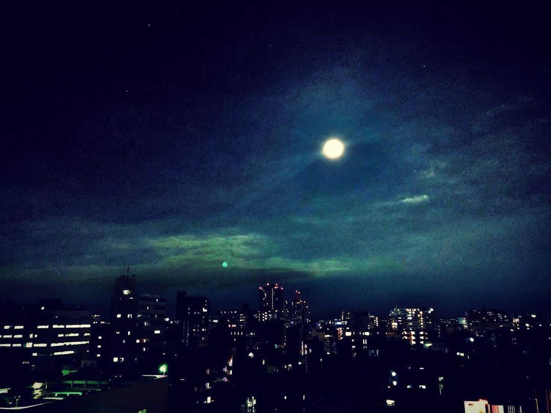 のインスタグラム：「今宵の満月は今年最後だそうで。 見上げてごらん夜の月を。 見上げてごらん夜の和樹を。 #coldmoon  #フランケンシュタイン #加藤和樹 #月を見たら #怪物に変身します」