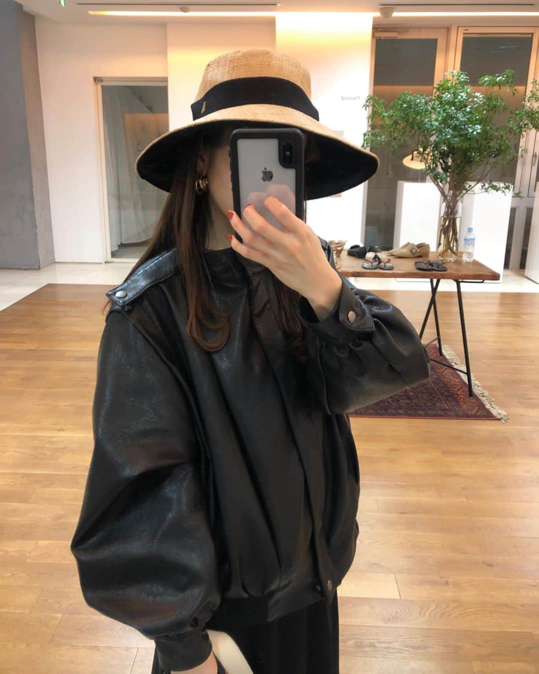 平木愛美のインスタグラム：「この頃は撮影たり、展示会たり、そろそろ年末にむけても美容色々かけこまなきゃだったり💕🧸 明日は #エスビューティークリニック だな🧚‍♂️ 年内最後？にお肌しっかり保湿してもらってこよう！！ 前回の先月もいつものスプリングで保湿してもらった♡ 女性の @dr.y.yumi 先生がとっても優しいし、スタッフさんがたが素敵な皆さんで、施術してもらいながら熱い話を一緒にしちゃった！！笑 . 皆さんもバタバタな師走を過ごされておるかなあ？今年ラストもあっというま、、、ふぁいとです！！！ . 写真は先程⚪️ 展示会にて、帽子がとっても可愛くてタイプで、ついついかぶってしまった！！！！！ オーダーアイテムじゃなかったので、どこかに入荷したらがんばって探そう🥺🥺🧡 . 私はわりと感覚や直感派で、洋服もびびびっと一目惚れが好きです。あとは自分に合うかとか。 着ているのは私服です。袖ボリュームあって可愛いっ。  #展示会 #ss #ootd」