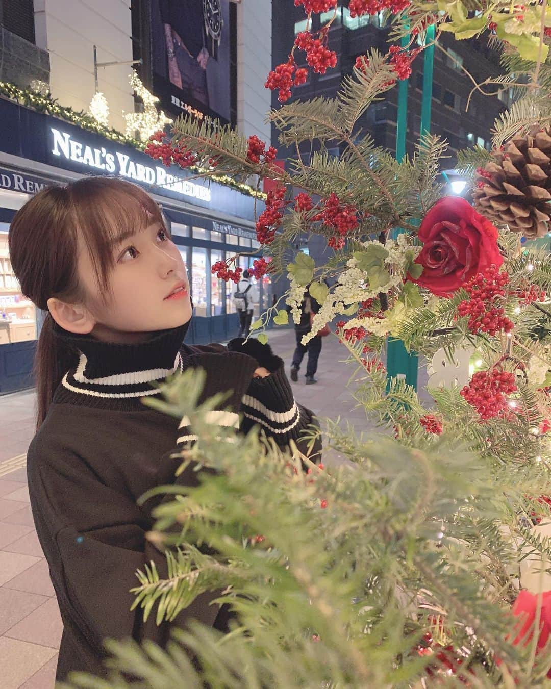 山内祐奈さんのインスタグラム写真 - (山内祐奈Instagram)「. 🎄🎄🎄🥀💓 クリスマスツリーにバラ🥀が あった🤭🤭🤭 おしゃれ~ #クリスマス」12月12日 21時13分 - yuna_hkt48