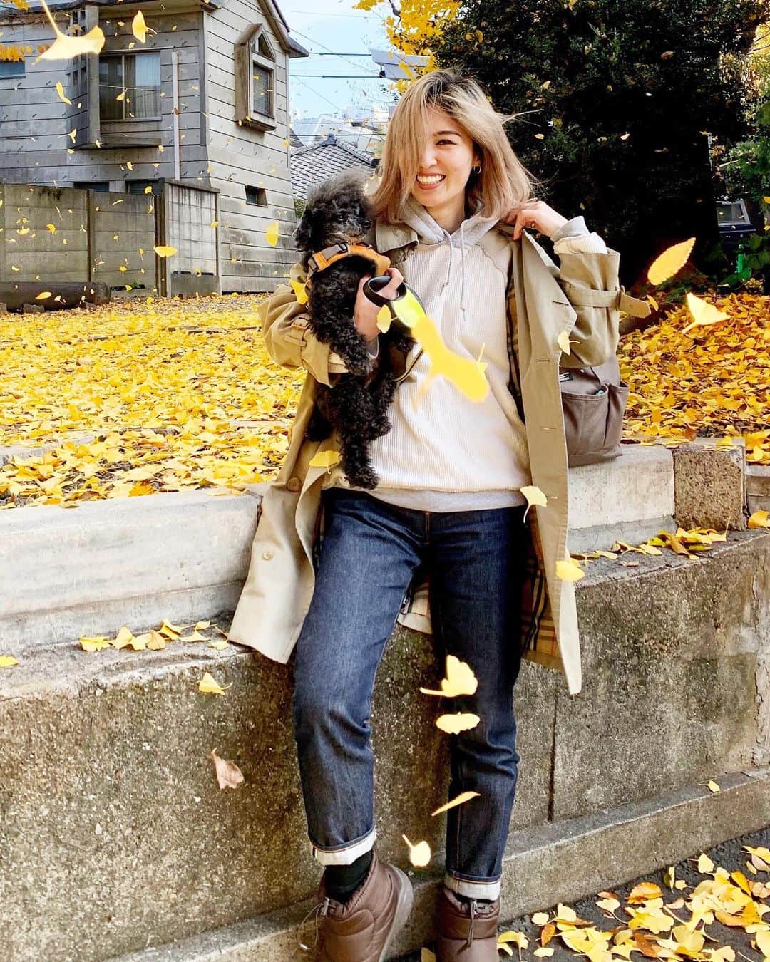 のインスタグラム：「#ootd Camberのフーディー、裏返しに着たら可愛いことが分かった🥳🍁 着回しできる服って本当最高👏 #fashion #outfit #camber #foodie #mensfashion #Burberry #trenchcoat #denim #thenorthface #tnf #nuptsebootie #boots #autumn #winter #dog #ericore #🍁」