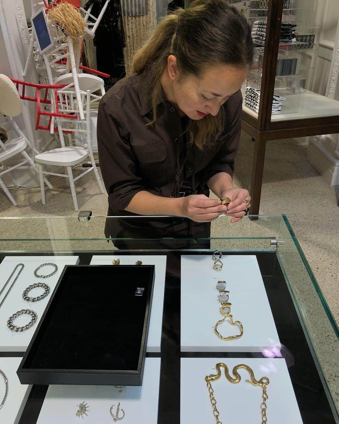 グーセンス パリのインスタグラム：「@harumiklossowskaderola at @doverstreetmarketlondon trying on the jewels she designed with us. . . #goossens #harumiklossowskaderola #doverstreetmarket #london #presentation」