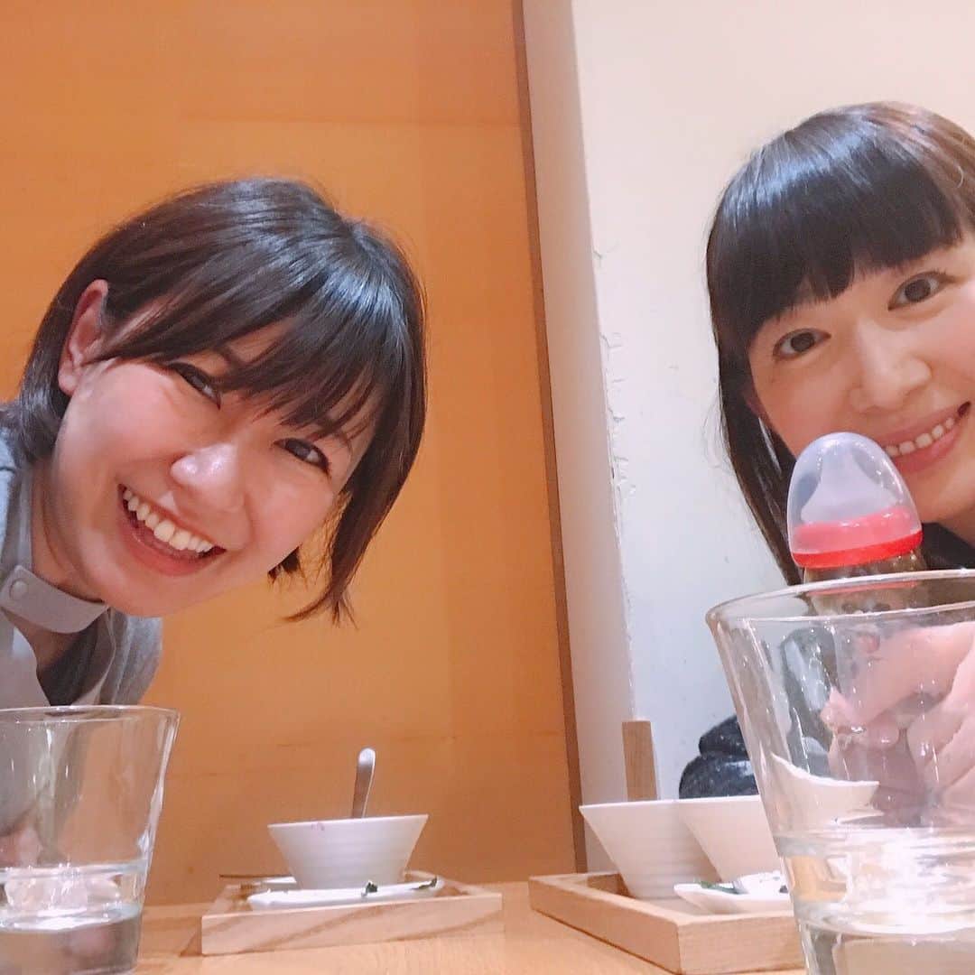 小泉エリのインスタグラム：「今日はもうすぐママになる早希ちゃんとランチに行きました😄 出産に向けて不安がっていたので勇気づけてあげときました🤣 私のSHOWROOMにも出てくれてアイドルになる応援？もしてくれました🤩 今夜も22時からSHOWROOM配信しますね✩.*˚ 星投げとコメントたくさんお待ちしていまーす😙💕 #吉本坂46」
