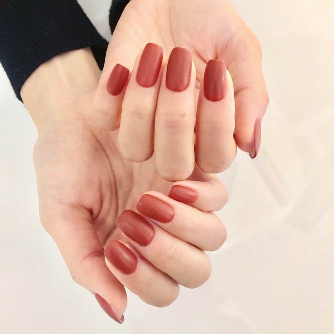 Mayu Ogawaさんのインスタグラム写真 - (Mayu OgawaInstagram)「ショートスクエアにマットなレッド❤️﻿ キュっ❣️と思わずつまみたくなる(笑)ビッグパールが最近人気気味♪﻿ ↑↑﻿ こちらのコスチュームパールは在庫限りで終了ですのでご希望の方はお早めにどうぞ♪﻿ ﻿ お1人目▶︎ @trina_by_bonnail # 094﻿ お2人目▶︎ @nailparfaitgel  # 97﻿ のカラーを使いました♪﻿ レッドなネイルもお正月向きですね！🎍﻿ ﻿ 後半、お2人目のお客様もめちゃくちゃお美人！﻿ お上品さにクギヅケ！です。﻿ ﻿ お二人のネイルの動画もぜひ見てみてください♪﻿ 動画のほうがリアル感ありますね〜💕﻿ ﻿ 🌐ホットペッパービューティもご利用頂けるようになりました。﻿ mda nail で検索可能です。﻿ ﻿ 💎ネイリスト様向け🉐！プロチャージフリーチケットはReservaレゼルバ よりご予約下さいませ。﻿ ＊1回のみご利用可能です。﻿ (過去ご来店頂いたネイリスト様も対象です♡ )﻿ ﻿ 是非ご利用下さい♪﻿ _______________________________﻿ ﻿ 💜🧡ご予約受付中💜🧡﻿ ご予約はプロフィールのURLから直接ご予約頂けます。﻿ ■reserva↓﻿ ⚡️メンバー様やネイリスト様  キャンペーンございます！﻿ ■hot pepper beauty↓﻿ 🦄初回キャンペーンクーポン﻿ (*ご予約サイトによりクーポン内容が異なります。)﻿ ﻿ カード各種ご利用頂けます⭐️﻿ Visa Master Amex JCB ﻿ _______________________________﻿ ﻿ #ビッグパール #ピクシーネイル ﻿ #レッドネイル #ワンカラーネイル  #マットネイル #レッドネイル ﻿ #美人カラー﻿ #mdanail #mdamayu﻿ #gelnails #nailart #ジェルネイル #ジェルネイルデザイン ﻿ #個性派ネイル #上品ネイル #ネイル #ネイルアート#大人ネイル #おしゃれ #ファッション #ウィンターネイル #お正月ネイル #ニュアンスネイル ﻿ #ネイルサロン銀座 #銀座ネイルサロン﻿ #ご予約受付中 ﻿ ﻿」12月12日 21時23分 - m_d_a