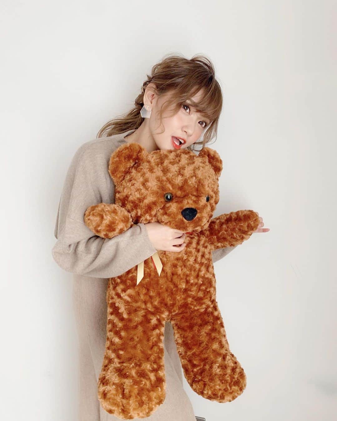 いっちゃん/嶋津 いつみのインスタグラム：「. . 本日のオフショット🙆‍♀️⭐️w . . . . この服どこのですか？←って 質問貰ってたので取り急ぎご紹介しますね🙏🏻💦 . . . . ワンピース？セットアップ？って聞かれたんやけど どっちでもなくて😀💦 . 上下バラバラのものをワントーンコーデにしたねん✌🏻❤️ . . . . . トップスはセレクトショップのもので タイトなニットとショート丈のニットがセットになってるやつ🤔 . . スカートは @lagunamoon_com  さんのです💕 . . このスカート フィット＆フレアの形でめっちゃ綺麗から またちゃんと分かるやつ撮れたら載せるね🙇‍♀️✨ . . . . . . #関西  #関西サロモ  #サロンモデル #サロモ #いっちゃん  #フリーモデル #関西モデル  #あざといっちゃん #かわいっちゃん #いっちゃんコーデ #ブライダルモデル #アレンジモデル #ヘアカラー  #ヘアアレンジ #ootd」