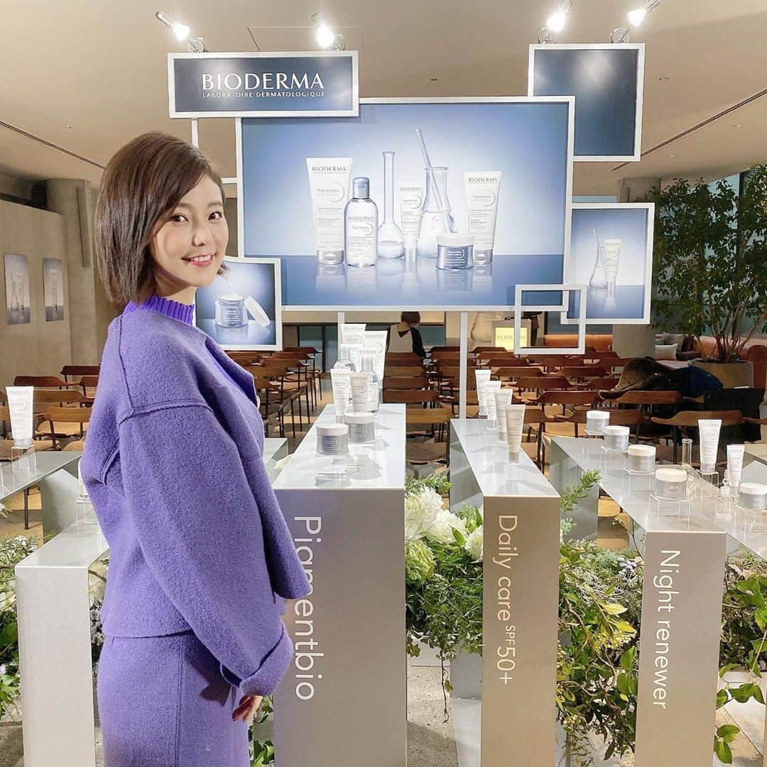 林村ゆかりのインスタグラム：「ビオデルマの新作発表会へ。 美白にこだわったスキンケアライン❤︎下地が特に気に入ったかな。  全身紫攻めてるとよく言われますw  #コスメ#cosme#美容#美容好き#美容好きな人と繋がりたい #makeup##cosmetic #cosmetics#秋コスメ#リップ#口紅#lipstick #beauty#女磨き#自分磨き#スキンケア#skincare#ビオデルマ#bioderma#みんなで紡ぐビオデルマ」