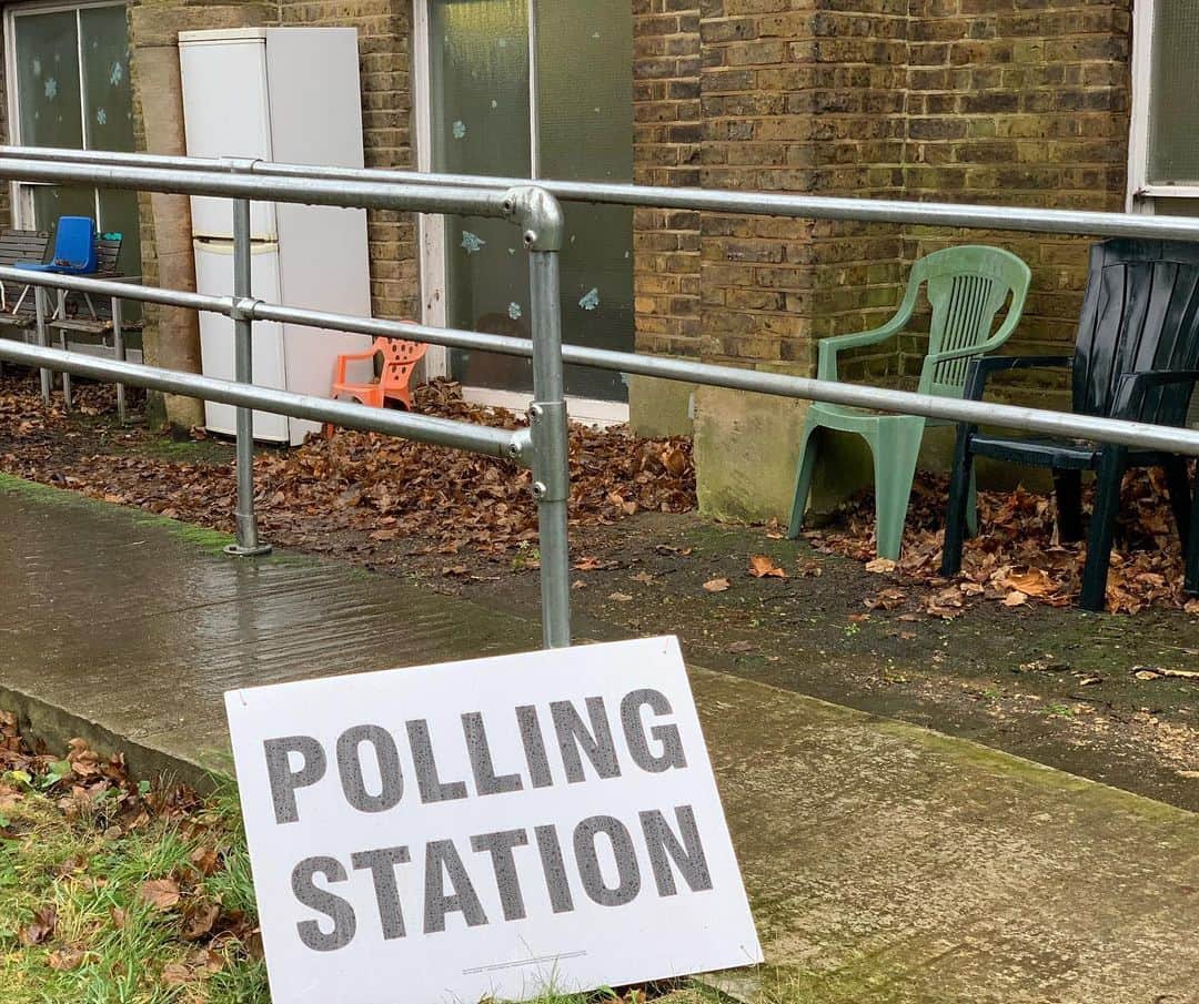レナ・ヘディのインスタグラム：「An abundance of seating if you need to ponder how we change this shit up #VOTE」