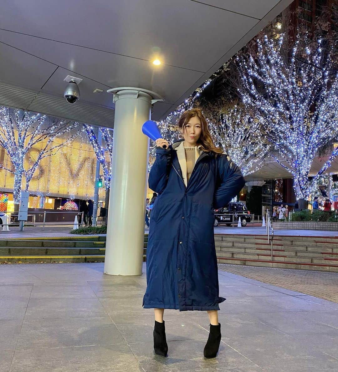 のインスタグラム：「今日は昼間はポカポカでしたが、夜はひんやり🥶 待機中は、コートにベンチコートで防寒対策でした♡ さて、今日もアベプラOnAir中！ いつも通り、お天気担当しますよーー 観てね♪ 　#アベプラ #abematv #けやき坂 #けやき坂スタジオ　#けやき坂イルミネーション #テレビ朝日　#六本木　#roppongi #ほかのん　#穂川果音 #気象予報士」