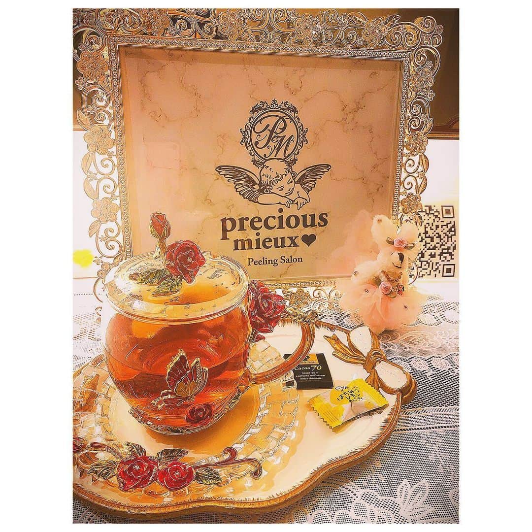 美沙玲奈のインスタグラム：「3回目のハーブピーリング🌿 @precious_mieux 行ってきました！ 今回は、デトックスライトピーリングと オプションで、毛穴吸引とイオン導入🙌 担当は、もも🍑さんです！  今回も安定に痛かったけど、 前回に比べたら少しマシに感じて！ 肌が強くなってきてる証拠だとか✨ 気付けば毎月行かないと気が済まない🤭 また宜しくお願い致します🙇！ #precious_mieux #ニキビ治療 #ニキビ #ニキビ跡 #日焼け止め #ピーリング #タピオカ #背中ニキビ #ニキビケア #プレシャスミュー #ハーブピーリング #東京サロン #エステサロン」