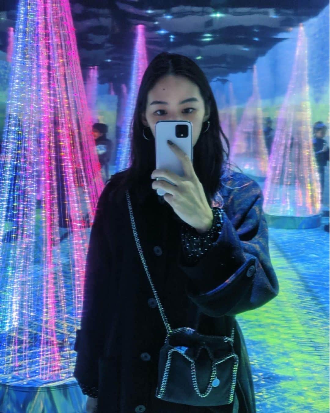 Shiho Sasakiのインスタグラム：「今日はすごく季節感のあるイベントにお邪魔してきました🙏 SNOW FANTASIA DIRECTED BY NAKED❄️ とても幻想的な世界が視界に広がって、綺麗だったなぁ💎 ちなみに写真は全部加工なし❗️ やっぱりpixelの夜景モードは最強だな💭 #SoftBank#GooglePixel#SnowFantasia#pixelで撮影#team_pixel#baroque_pixel」