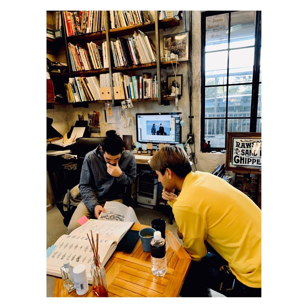 田中順也さんのインスタグラム写真 - (田中順也Instagram)「素敵なアーティストとの出会い。 日本国内で唯一のグラスサインを製作しているアトリエ　@glasssignandco の片岡　弘希さんにお会いしました。 彼のグラスサインの世界観。最高にカッコ良いです！！英国やアメリカにあるホテルや、床屋、カフェなどのドアやガラス窓にあるかっこいいデザインを作り出すことができます。凄いです。彼の考えや、今後の展望を聞いて、ワクワクしました。そして早速デザイン提案をしました。出来上がりが楽しみ😆」12月12日 21時35分 - junyatanaka18