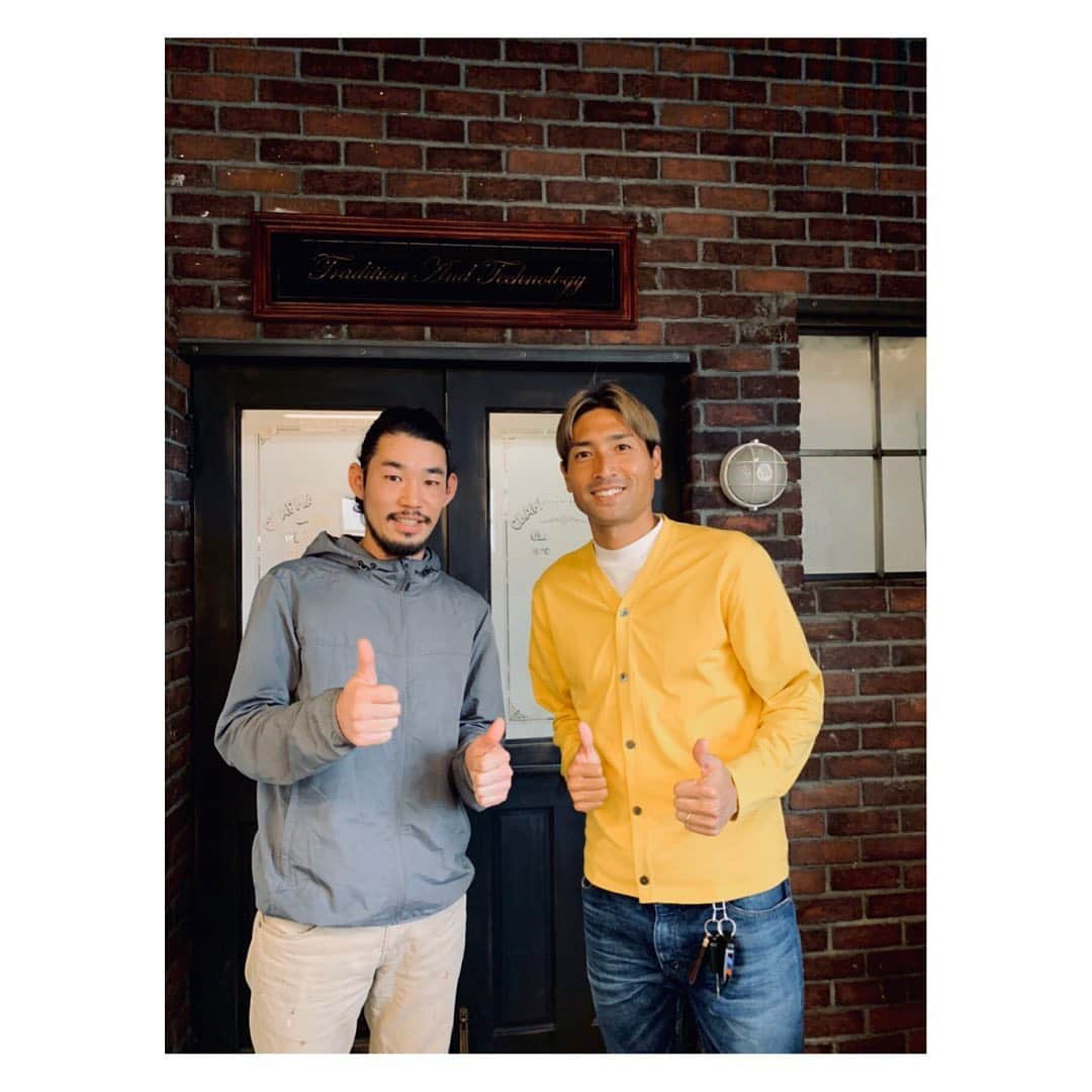 田中順也さんのインスタグラム写真 - (田中順也Instagram)「素敵なアーティストとの出会い。 日本国内で唯一のグラスサインを製作しているアトリエ　@glasssignandco の片岡　弘希さんにお会いしました。 彼のグラスサインの世界観。最高にカッコ良いです！！英国やアメリカにあるホテルや、床屋、カフェなどのドアやガラス窓にあるかっこいいデザインを作り出すことができます。凄いです。彼の考えや、今後の展望を聞いて、ワクワクしました。そして早速デザイン提案をしました。出来上がりが楽しみ😆」12月12日 21時35分 - junyatanaka18