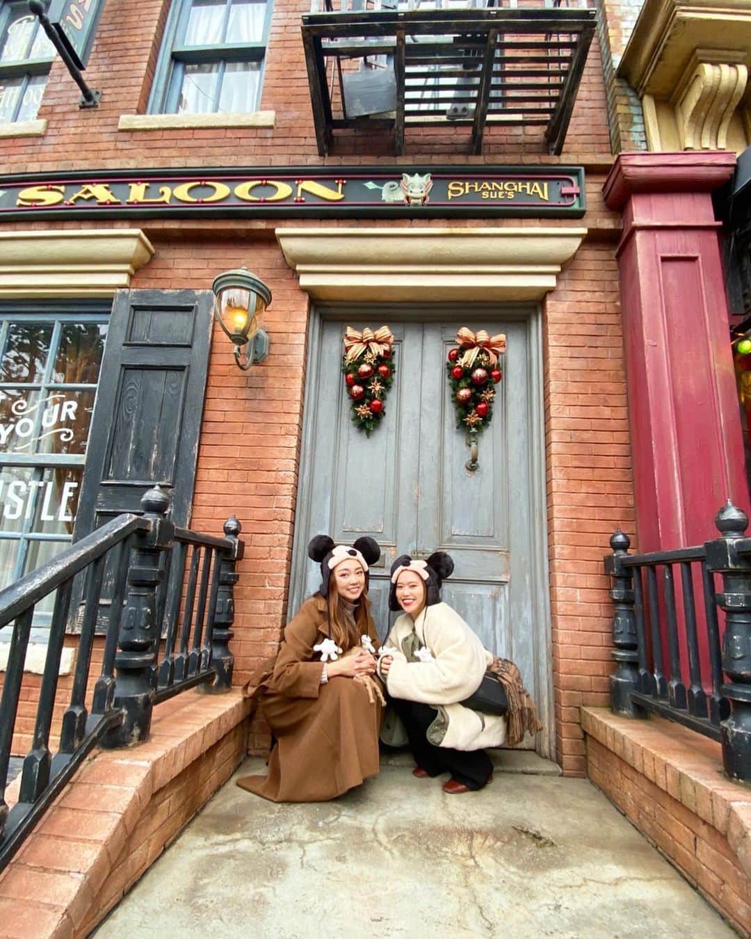 石田美奈子のインスタグラム：「𝔻𝕚𝕤𝕟𝕖𝕪 𝕤𝕖𝕒. . 母親と @arika_imura と行ったディズニー、楽しかったなぁ😊 #クリスマス 仕様の#ディズニーシー はほんとに綺麗🎄✨ 夜が特に綺麗でした♡ この時期に行けて良かった(⑅ˊᵕˋ⑅) . #disneychristmas #ディズニーシーコーデ」