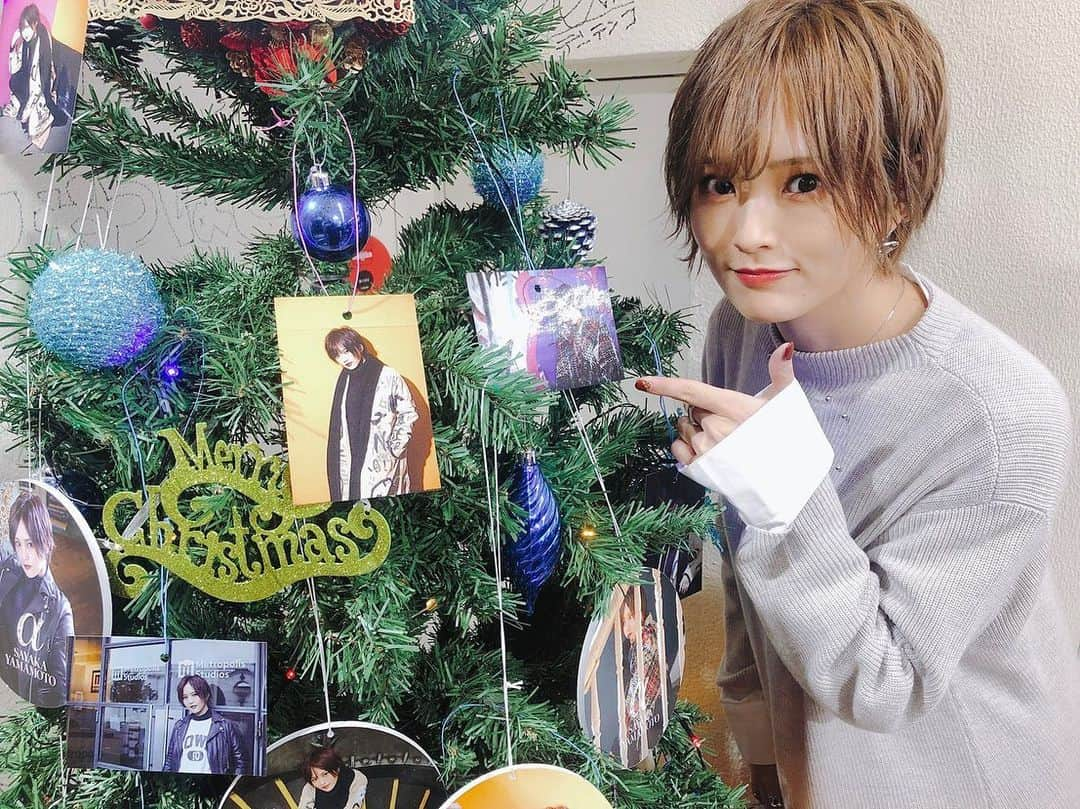 山本彩さんのインスタグラム写真 - (山本彩Instagram)「. 今、全国のタワレコさんでやらせて頂いている 山本彩クリスマスツリー＆ARキャンペーンを見に 札幌ピヴォ店様お邪魔してきました！！ . 凄い😭🎄✨✨ 皆さんもお近くのタワレコさんで 是非、ご覧下さいませ( *´﹀`* ) .  #アルバム #‪α‬ #山本彩ツリー #クリスマスツリー #AR #キャンペーン #タワレコ #札幌ピヴォ」12月12日 21時39分 - sayaka__714