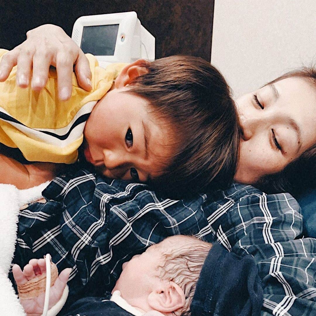 磯部映見さんのインスタグラム写真 - (磯部映見Instagram)「This will be one of the best photos of my life🎬 taken right after our little boy Eliya arrived at the hospital to meet his just born baby brother.  Eliya looked very nervous, scrambled up on to the delivery bed and threw himself on top of me... First week wasn't easy. I cried everytime I see Eliya was  touching little brother but suppressing emotion(tears) at the same time.  It's only been two weeks but we are slowly adapting to transition.  You are such a sweet big brother.  I'v never had boy or girl desire but always wanted to raise same gender siblings💕 Here are my two bundles of joy.  I love you boys. 👨‍👦‍👦 妊娠中はいっつも"マミー大丈夫？" ときいてくれた小さなお兄ちゃん。 産まれてすぐに分娩室にやってきた彼の顔は不安でいっぱいで、空いてる右手で抱きしめるのが精一杯でした。最初の1週間は弟を撫でながら、涙をこらえる姿に私がもらい泣き。優しい赤ちゃん返りに心が痛んだけど、2週間経った今はだいぶ笑顔が増えました。  半分親バカですが、優しい子に育ってるのね、ありがとう。 妊娠前から育ててみるなら同性の兄弟がいいなーと願っていたので、目の前の小さな兄弟が可愛くてたまりません。 3人家族だった2年半の思い出は大事にしながら、これからの4人家族の冒険を体力つけて楽しもうと思います💪 産んだ直後のお腹に12kgがのしかかったのが原因か、このあとから後陣痛がかなり長く痛かったのも思い出。それでも1人目とは比べられないほど安産でした！ #出産記録 #newbornbaby #brothers #兄弟」12月12日 21時43分 - aimee_isobe