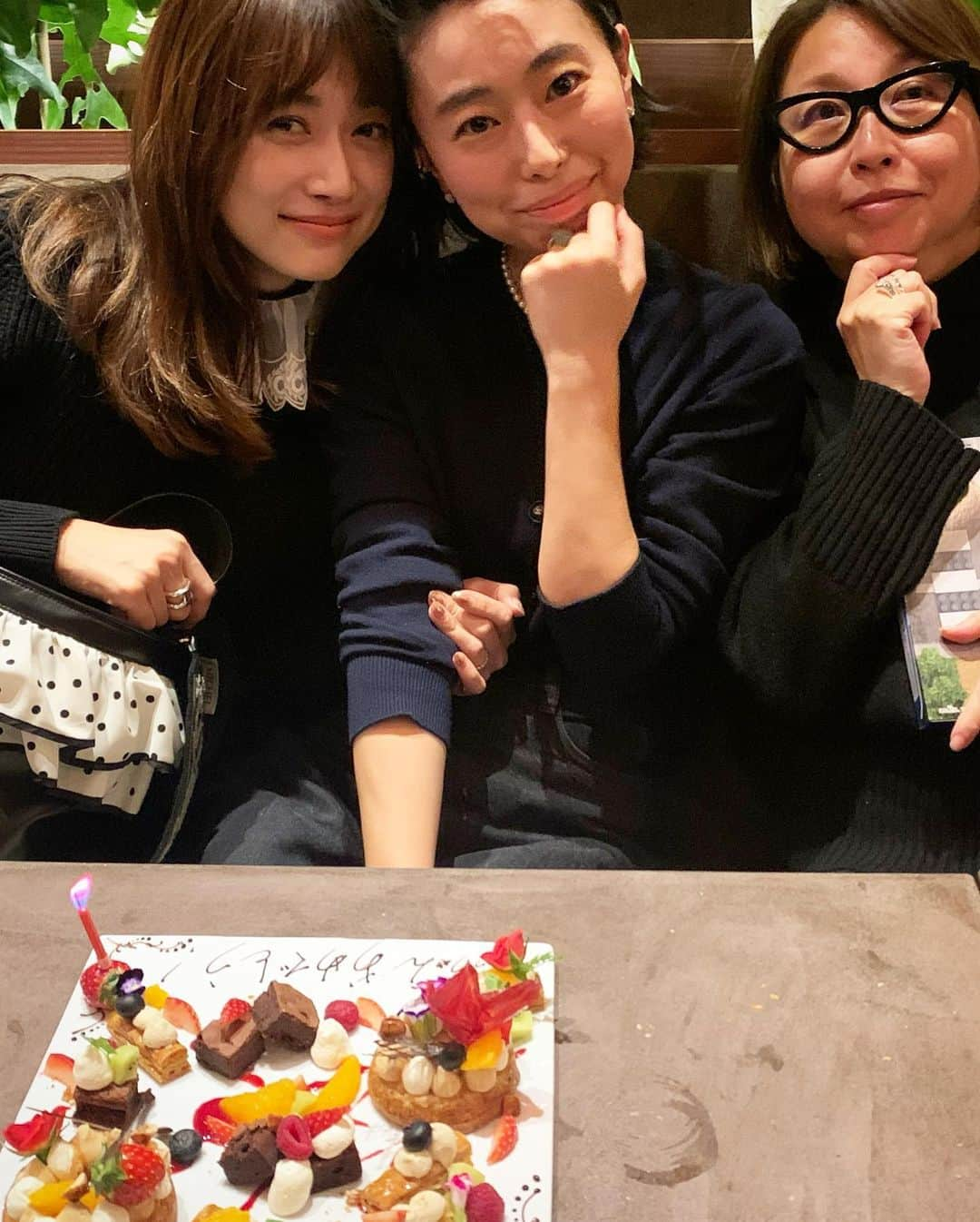 ヨンアさんのインスタグラム写真 - (ヨンアInstagram)「大大好きな　@setsuko_sagittaire の誕生日の日🎂なのにライブにも出てくれて本当にいつも優しい。。 日本に来たばっかりに何も話せない時からずっと可愛がってくれてスタイリングも本当に可愛くてせっちゃんのセンスが大好きで憧れる存在で、ホームシックの時もいつもせっちゃん夫婦にお世話になりせっちゃんの家にパジャマ置いてあるくらいいつでもサラッと行っても暖かく見てくれてた人。。あー語ると長くなります😭毎年こうやって一緒にいられて感謝です！新しいブランドも立ち上げて今年は新しいスタートもしてこれからの せっちゃんが楽しみです❤︎ おめでとう！ love you always❤️」12月12日 21時47分 - youn1029