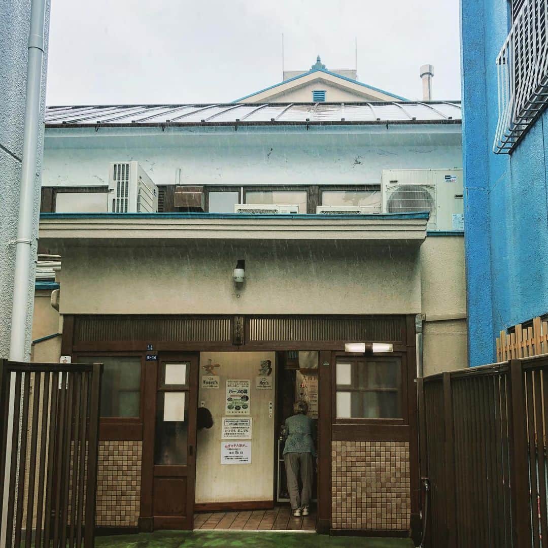 のインスタグラム：「江東区住吉の日の出湯。シンプルさが最高なフロント型銭湯。駅近だから雨の日も大丈夫。明日からの武藤ウエノは四国〜倉敷。 12.13 徳島CROWBAR  12.14 高松DELTA MARKET 12.15 倉敷児島MUSIC&BAR JAMMING #リハビリ銭湯 #銭湯 #ゆっポくん #風呂 #bath」