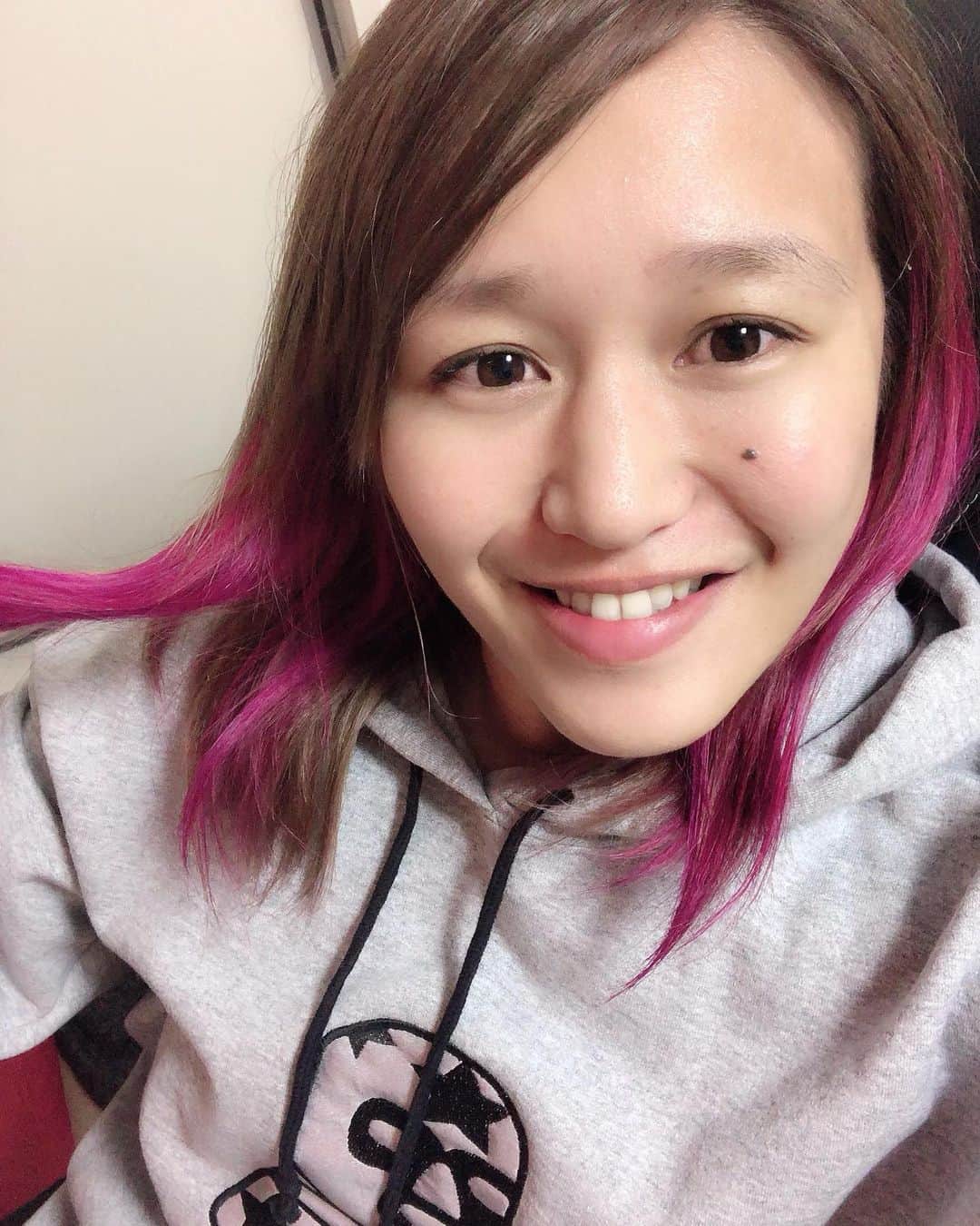 朱里さんのインスタグラム写真 - (朱里Instagram)「My hair color, pink💗  プロレス復帰してから髪の毛にピンクをずっと入れてもらってます😊　 @doskoi29carp さんいつも素敵なカラーありがとうございます🤩 一緒に写真撮ったのに消えてた💦 なぜだ！！写真送ってと言われたのに送れず、どすこいさんすみません💦いつもありがとうございます😭  #urcastle #美容院　#表参道　#hair #color #pink #love #thankyou」12月12日 21時50分 - syuri_official