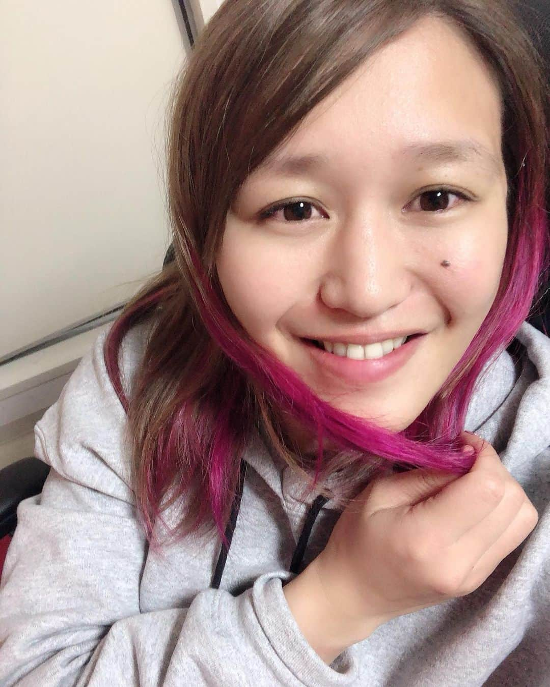 朱里さんのインスタグラム写真 - (朱里Instagram)「My hair color, pink💗  プロレス復帰してから髪の毛にピンクをずっと入れてもらってます😊　 @doskoi29carp さんいつも素敵なカラーありがとうございます🤩 一緒に写真撮ったのに消えてた💦 なぜだ！！写真送ってと言われたのに送れず、どすこいさんすみません💦いつもありがとうございます😭  #urcastle #美容院　#表参道　#hair #color #pink #love #thankyou」12月12日 21時50分 - syuri_official