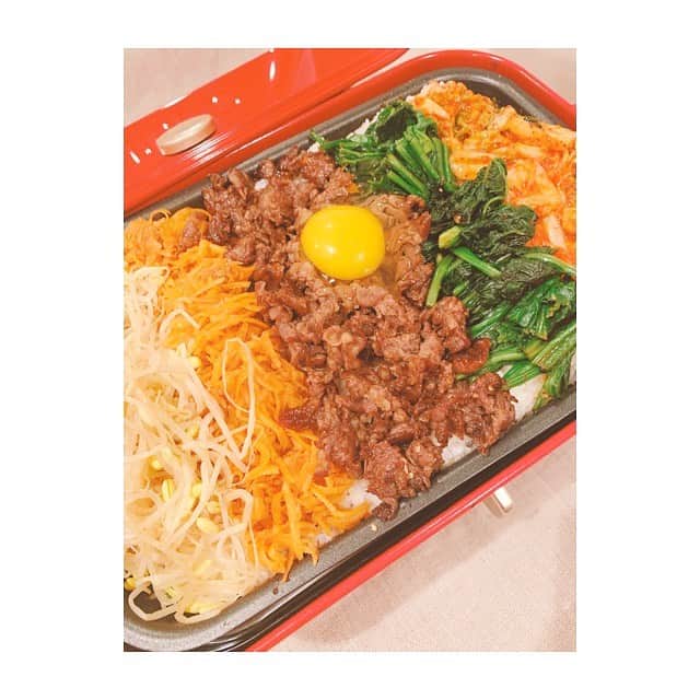 前田ゆかのインスタグラム：「今晩は息子のリクエスト！ ＊ BRUNOホットプレートで 簡単すぐ出来る焼きビビンバ✨ ここに息子はチーズをいれて混ぜ合わせていただきました。 ＊ コンパクトプレートは洗うのも楽で使いやすい。 夕食に迷った時はこれにしよ。 ＊ ＊ #BRUNO #compacthotplate #maeyukareshipi #男子ごはん」