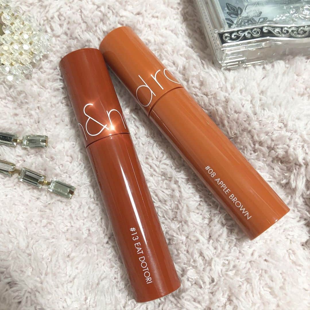 川崎ひかるのインスタグラム：「ロムアンドのティント💋 . . PLAZAでゲットしました🌟 ツヤタイプはこの2色しか残ってなかった🥺違う色もっと欲しい🥺 . . 使ってみたけど落ちにくいしプルプルになって乾燥しにくいので良さそうです♥️ . 写真3枚目は13番をつかってます🧣♥️ . . . . #롬앤 #롬앤틴트 #롬앤쥬시래스팅틴트 #romand #ロムアンド #ロムアンドジューシーラスティングティント #ロムアンドティント #韓国コスメ #韓国リップ #ティント #リップ」