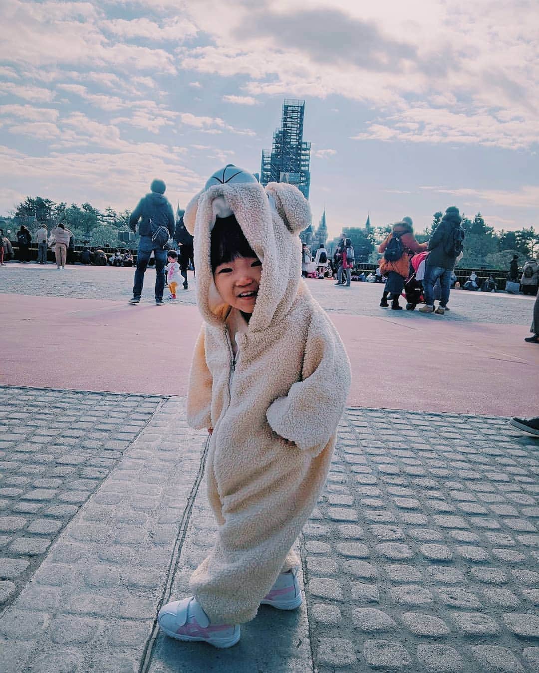 Lisaのインスタグラム：「. 相方の奈央と奈央の娘の凜ちゃんと 凜ちゃん初のDisneylandへ🏰❤ 凜ちゃんなんかずっと台風とか雨とかで Disneyいくの5回くらい流れてたらしいけど 私と行くためにとっておいてくれたんやな きっと😏😏✨✨笑 . 前回会ったけど覚えててくれたっぽくて 家でも歩いててもベビーカーのっても 手繋ごうとしてくれて可愛すぎました。 とりあえず可愛すぎて写真ありすぎるので また上げよっと。笑 . プレゼントしたピグとプーさんも気に入ってくれて ずっと持ってくれてて嬉しい😭😭❤️❤️ . 相方とも久々長く一緒にいられて 幸せでした❤️笑 数々の私の幸せそうな写真たち。笑 これ見てまた仕事がんばれます！！笑 相方、凜ちゃん幸せな時間をありがとう❤️❤️ . #ディズニーランド#disneyland #disney#子連れディズニー#シェリーメイ#可愛すぎ#おばさんメロメロ#また早く会いたい#シンデレラ城は残念なことになってました#kids#love#tokyo」