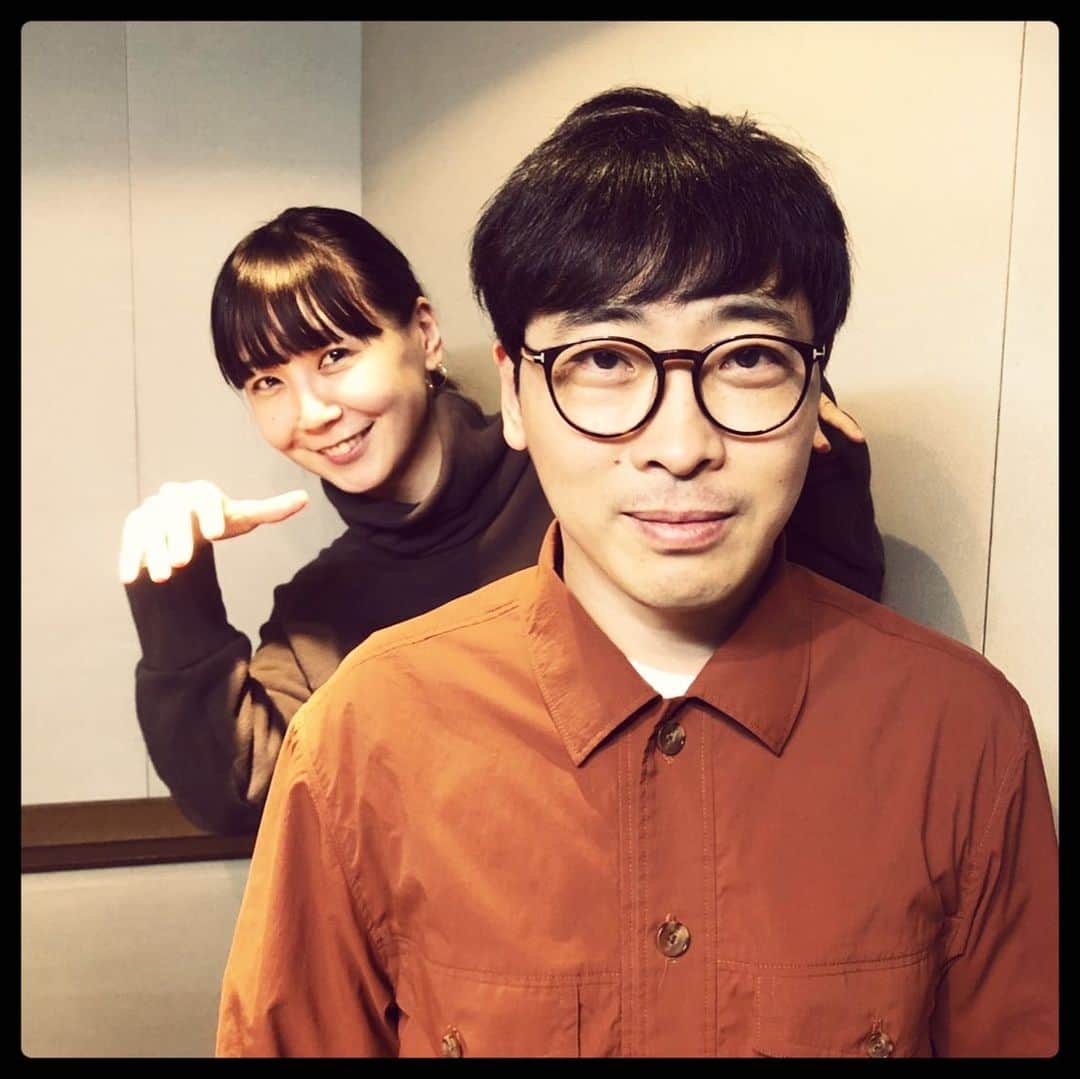 堂島孝平さんのインスタグラム写真 - (堂島孝平Instagram)「土岐麻子さんの番組『TOKI CHIC RADIO』の収録でした。土岐ちゃんとはちょっと久々。いつもの調子で「堂島くん、いい色のシャツだねー、赤だしだね」と褒めてくれました。呼んでくれてありがとう。 #土岐麻子 #亡霊ポーズ」12月12日 21時56分 - dojima_kohei