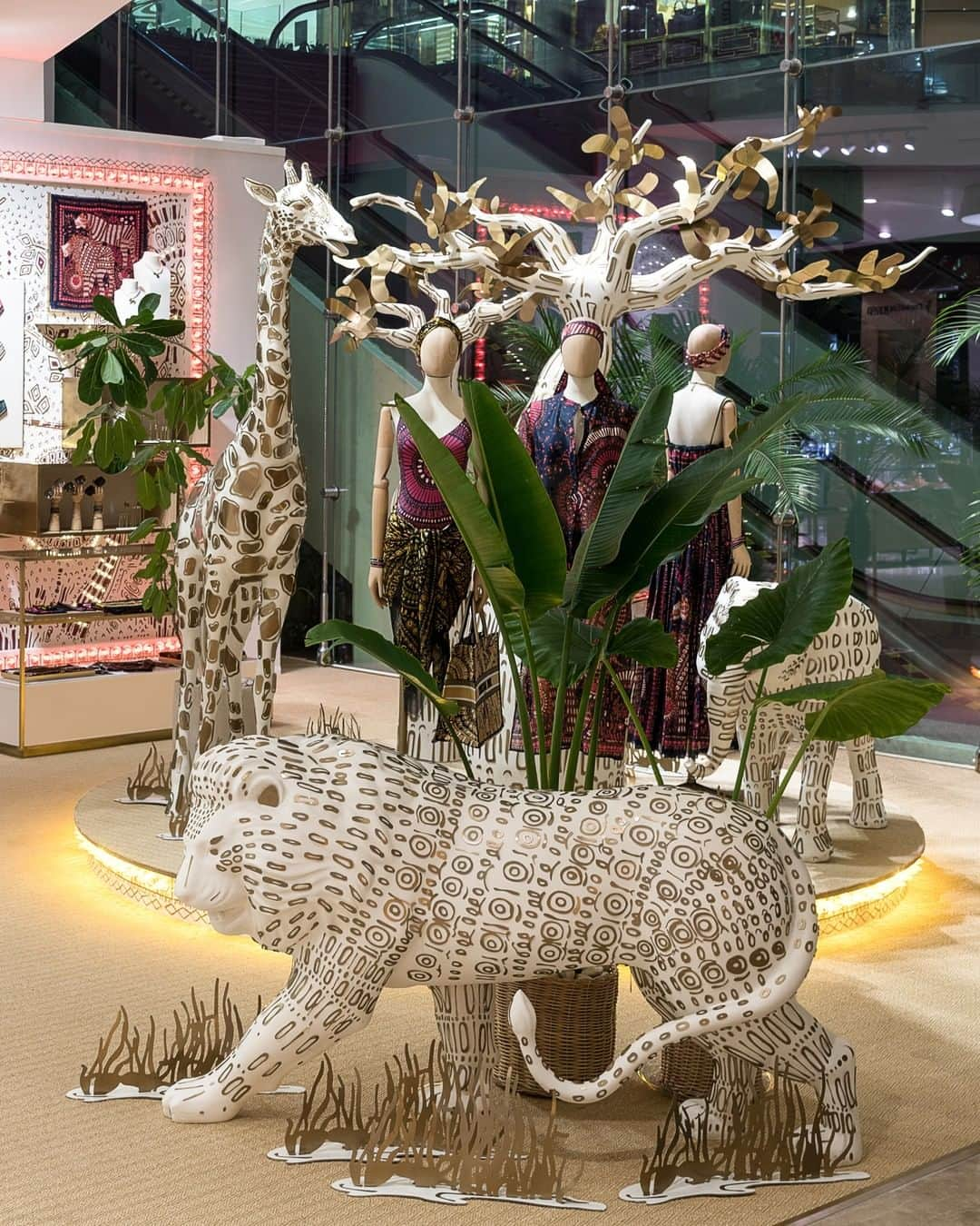 クリスチャンディオールさんのインスタグラム写真 - (クリスチャンディオールInstagram)「Check out the latest pieces from the #DiorCruise 2020 collection at our #Dioriviera pop-up in the El Palacio de Hierro department store in Cancún. Discover the magnetic essence of these designs by @MariaGraziaChiuri, available through February 2020! #DiorCancun © @JaimeNavarroS」12月12日 22時00分 - dior