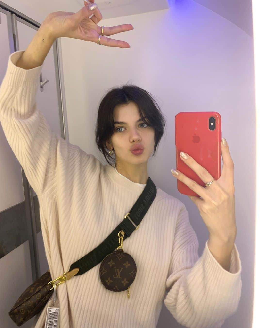 ソニア・ベン・アンマーのインスタグラム：「2nd pic is my face when the empty seat next to me gets taken 1 second before the plane takes off... @ stranger you know who you are」