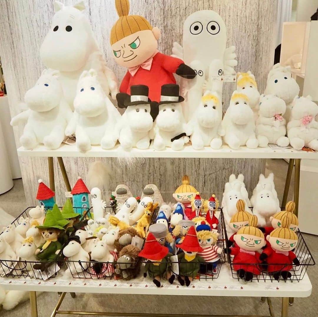 ISETAN PARK netさんのインスタグラム写真 - (ISETAN PARK netInstagram)「2019 ISETAN CHRISTMAS LAND﻿ MOOMINLAND MIDWINTER﻿ 〜ムーミン谷の冬〜&シュタイフ展﻿ 12.11 Wed.- 12.16 Mon.﻿ @ Main Building 6F Promotional Hall﻿ .﻿ .﻿ #regram @isetan_shinjuku_baby_and_kids﻿ #restylekids﻿ .﻿ @moominofficial﻿ .﻿ 今年の""クリスマスランド""は「大人も子どもも楽しめる」をテーマに、世界中で愛されるムーミンと、テディベアで知られるドイツのシュタイフ社をクローズアップ🌟﻿ .﻿ その中から、本日はMOOMINLAND MIDWINTER〜ムーミン谷の冬〜をご紹介します💁‍♀️﻿ .﻿ MOOMINLAND MIDWINTER 2019オリジナルデザインのマグカップやボールペン、世界中でファンの多いドイツのブランド<FEILER(フェイラー)>とのコラボレーション商品など、オリジナルデザイン商品や先行商品を多数発売中✨﻿ .﻿ さらに！イベント会期中、会場にてムーミン商品を1回税込5,000円以上お買い上げの先着各日200名様に「布製缶バッチ(1個)」をプレゼント🎁﻿ ＊日替わり、全6種﻿ .﻿ ぜひこの機会に、可愛らしいムーミンとそのなかまたちの世界に触れてみませんか？💕﻿ オリジナル・先行商品についてなど、詳しくは本日のストーリーよりご確認ください🎵﻿ .﻿ 明日、シュタイフ展についてご紹介していきますのでそちらもお楽しみに🧸﻿ .﻿ #isetan#isetankids#kids#baby#toys#toystagram#christmas#xmas #伊勢丹#伊勢丹新宿店#新宿伊勢丹#キッズ#ベビー#玩具#おもちゃ#ぬいぐるみ#クリスマス#クリスマスプレゼント#クリスマス準備#女の子ママ#男の子ママ#女の子#男の子#こどものいる暮らし#赤ちゃんのいる生活#ムーミン#スナフキン#ニョロニョロ」12月12日 22時02分 - isetan_shinjuku